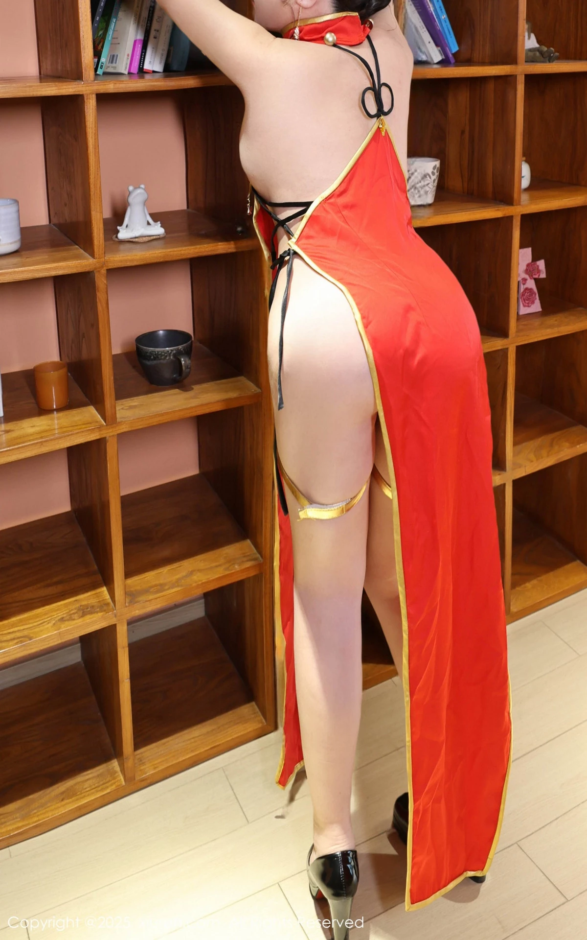 2kmn.vip_[XiuRen秀人网]No.9834_模特小薯条nienie性感红色旗袍配红丝吊袜秀曼妙身姿诱惑写真131P