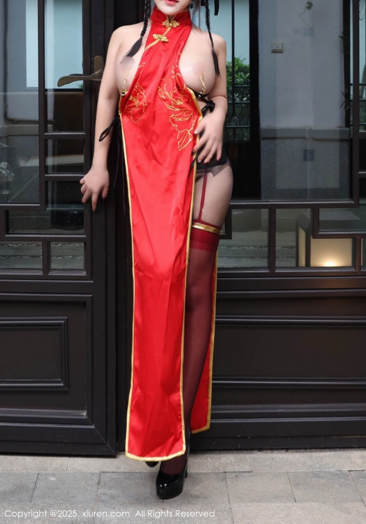 2kmn.vip_[XiuRen秀人网]No.9834_模特小薯条nienie性感红色旗袍配红丝吊袜秀曼妙身姿诱惑写真131P