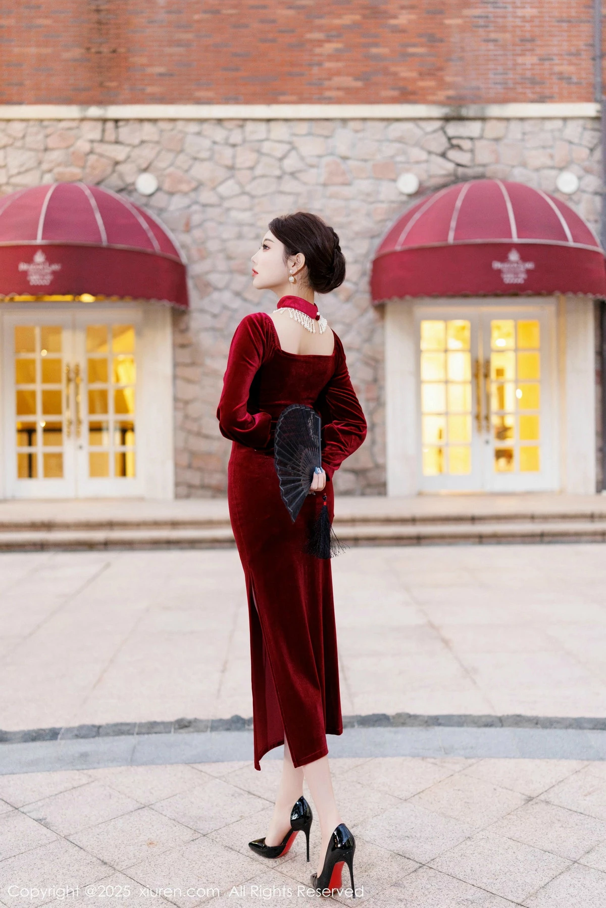 2kmn.vip_[XiuRen秀人网]No.9831_女神杨晨晨Yome性感深色旗袍+红色蕾丝内衣秀丰腴身材诱惑写真90P