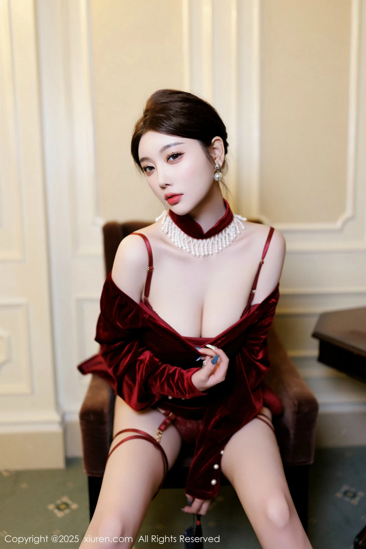 2kmn.vip_[XiuRen秀人网]No.9831_女神杨晨晨Yome性感深色旗袍+红色蕾丝内衣秀丰腴身材诱惑写真90P