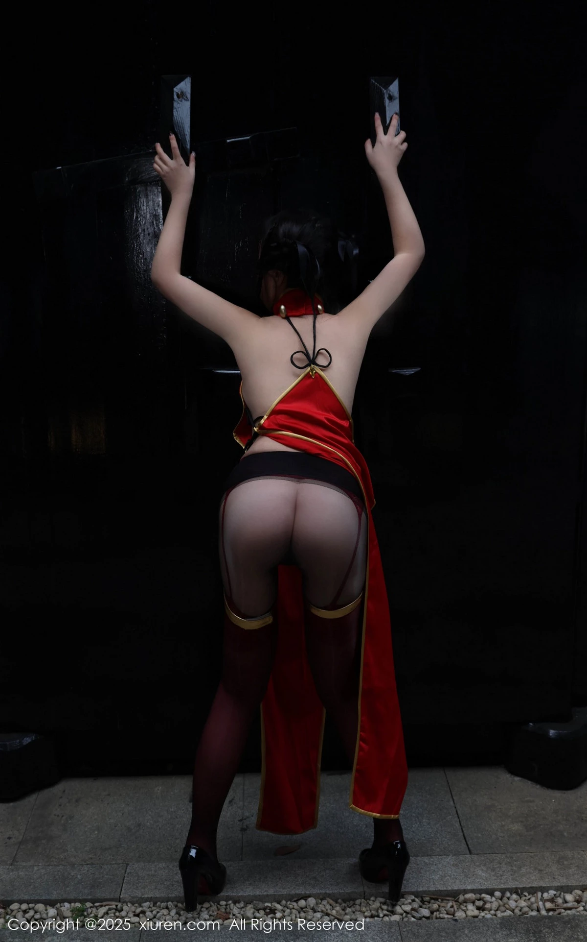 2kmn.vip_[XiuRen秀人网]No.9834_模特小薯条nienie性感红色旗袍配红丝吊袜秀曼妙身姿诱惑写真131P