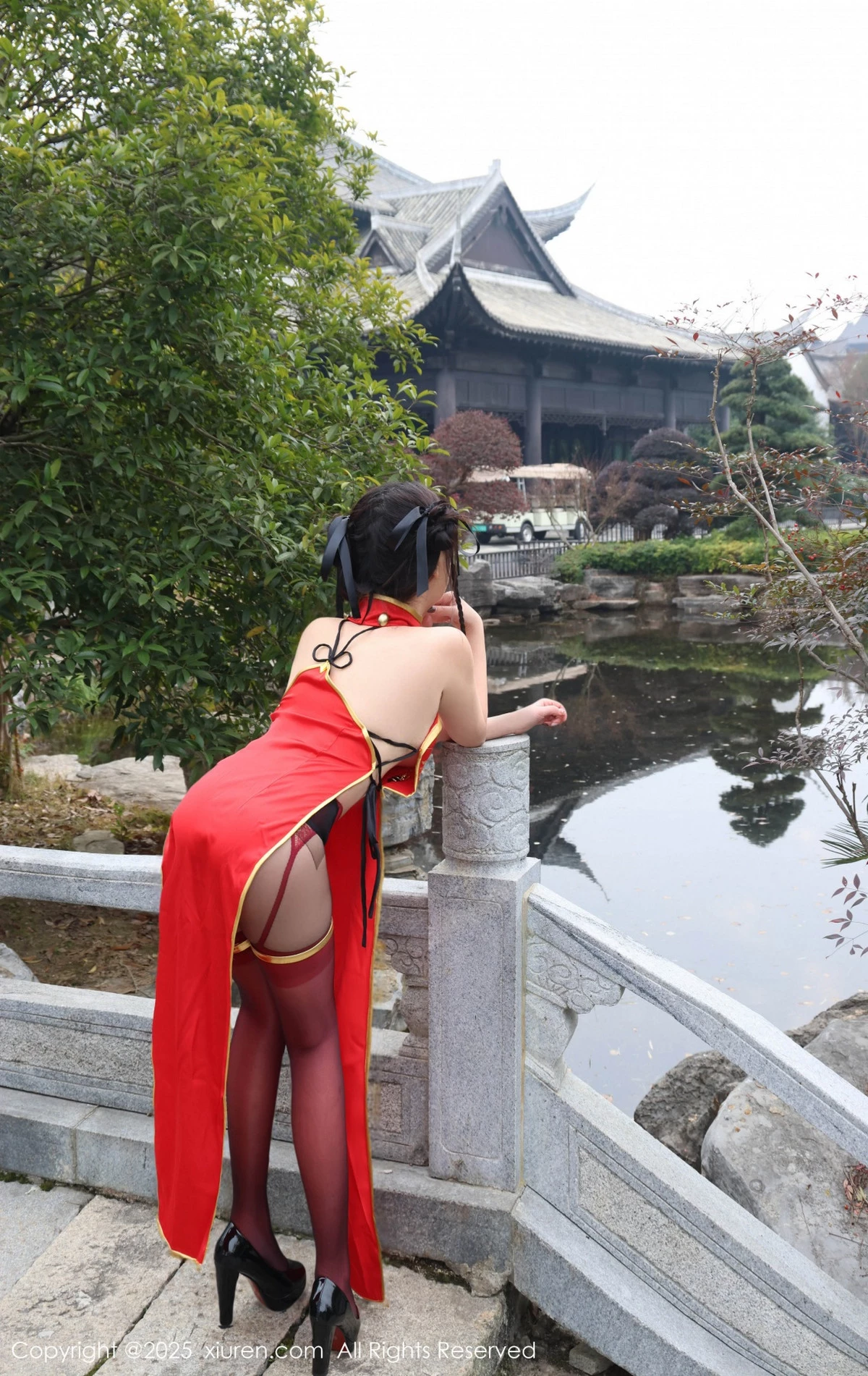 2kmn.vip_[XiuRen秀人网]No.9834_模特小薯条nienie性感红色旗袍配红丝吊袜秀曼妙身姿诱惑写真131P