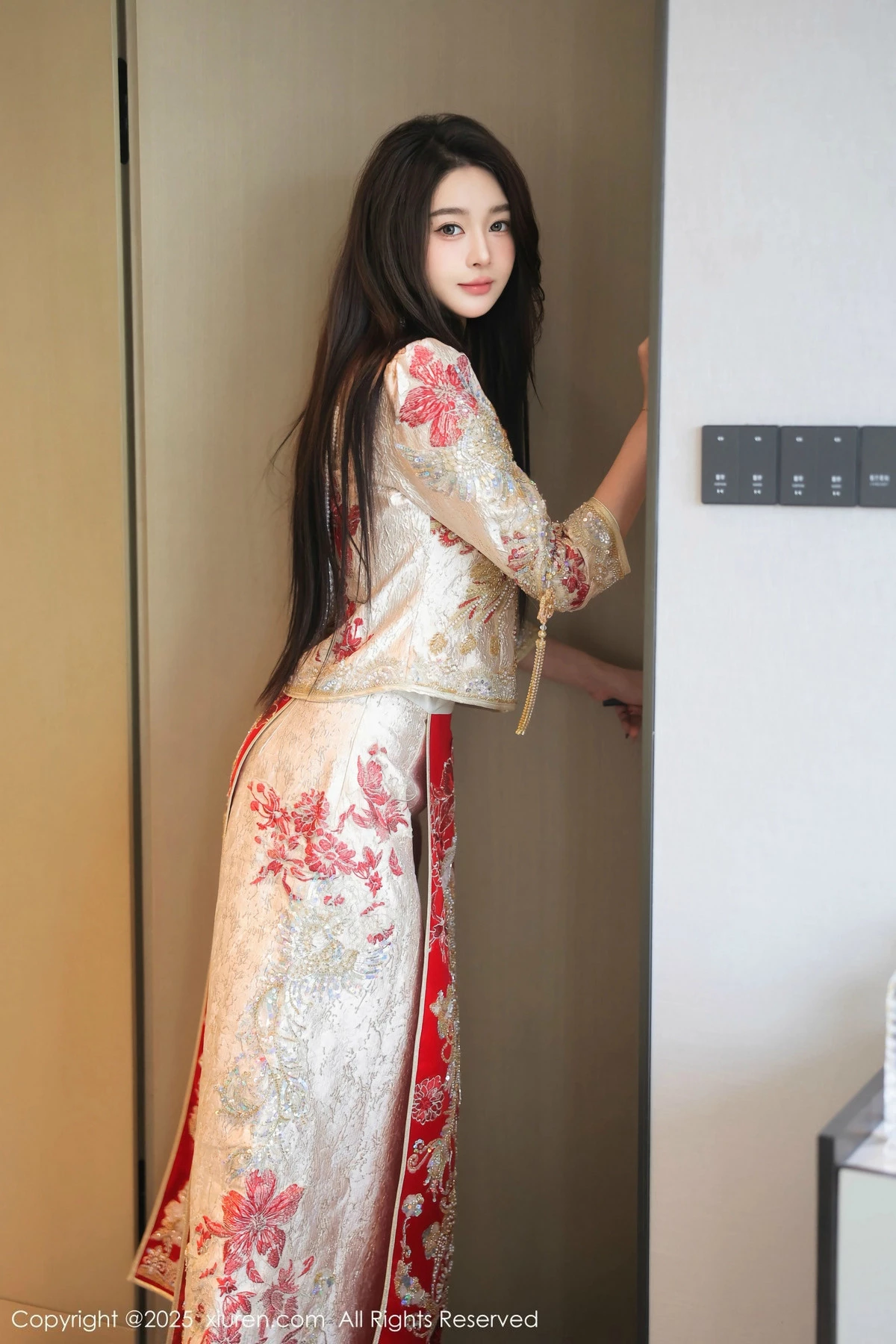 2kmn.vip_[XiuRen秀人网]No.9833_模特Candy糖糖性感喜庆服饰露红色情趣服饰秀丰腴身材诱惑写真88P