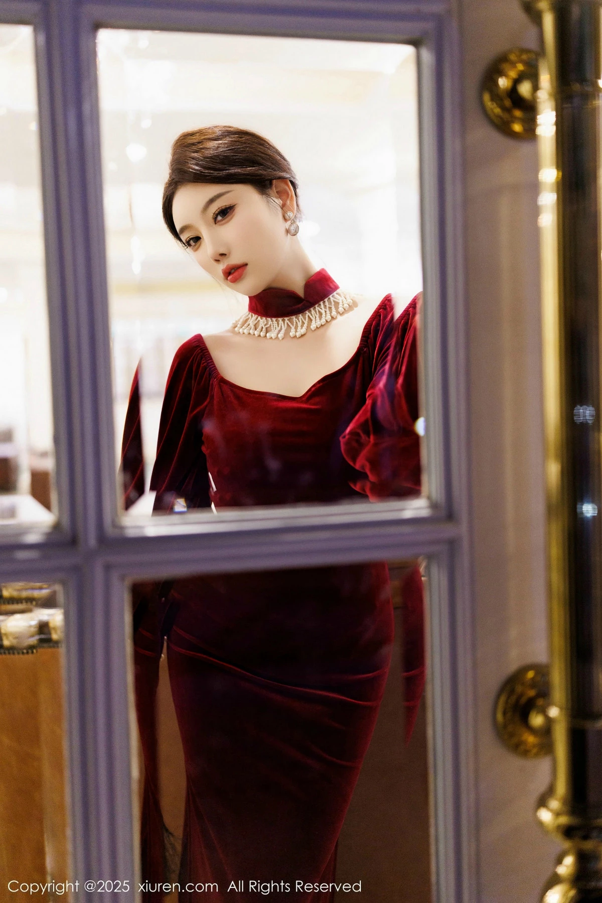 2kmn.vip_[XiuRen秀人网]No.9831_女神杨晨晨Yome性感深色旗袍+红色蕾丝内衣秀丰腴身材诱惑写真90P