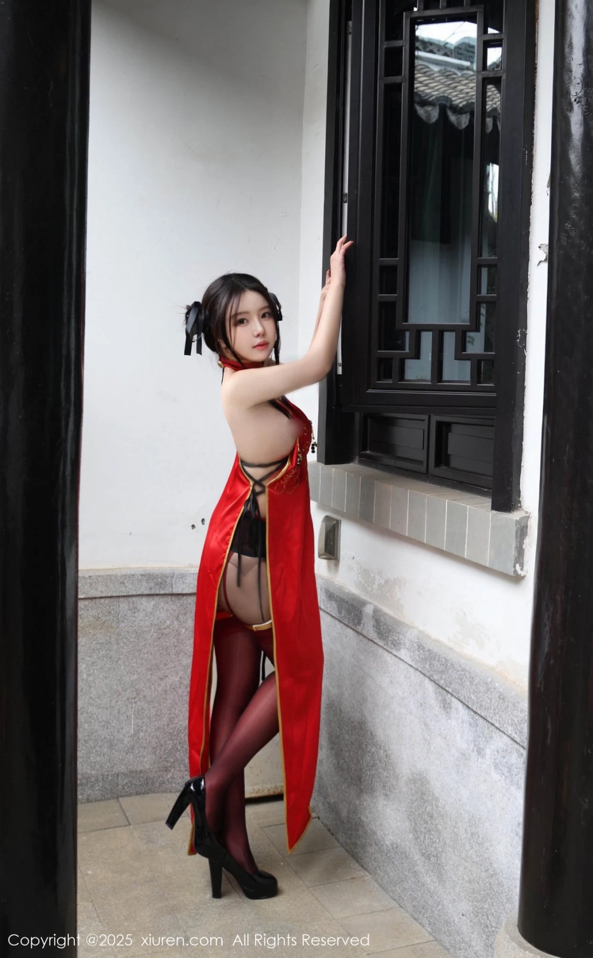 2kmn.vip_[XiuRen秀人网]No.9834_模特小薯条nienie性感红色旗袍配红丝吊袜秀曼妙身姿诱惑写真131P