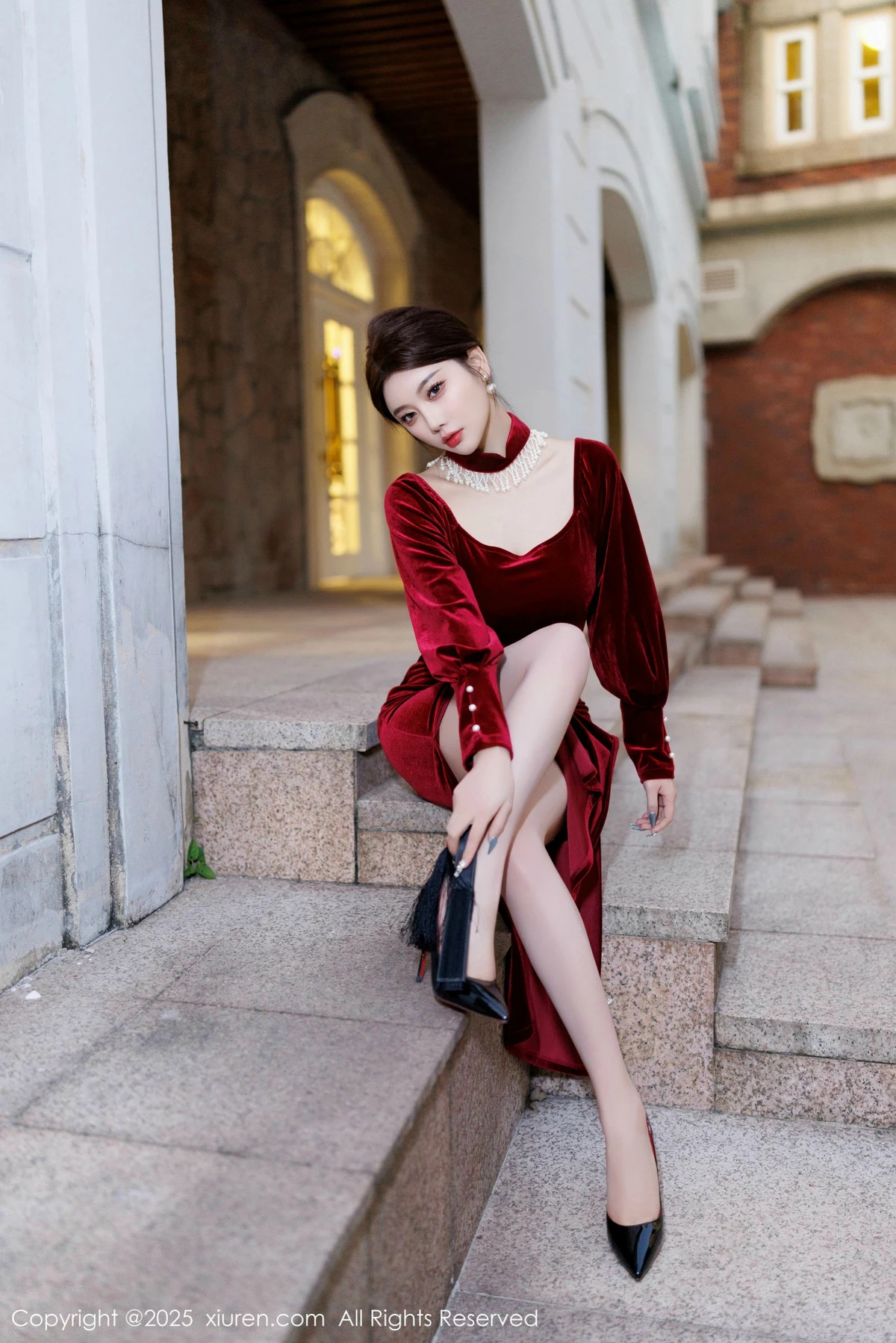 2kmn.vip_[XiuRen秀人网]No.9831_女神杨晨晨Yome性感深色旗袍+红色蕾丝内衣秀丰腴身材诱惑写真90P