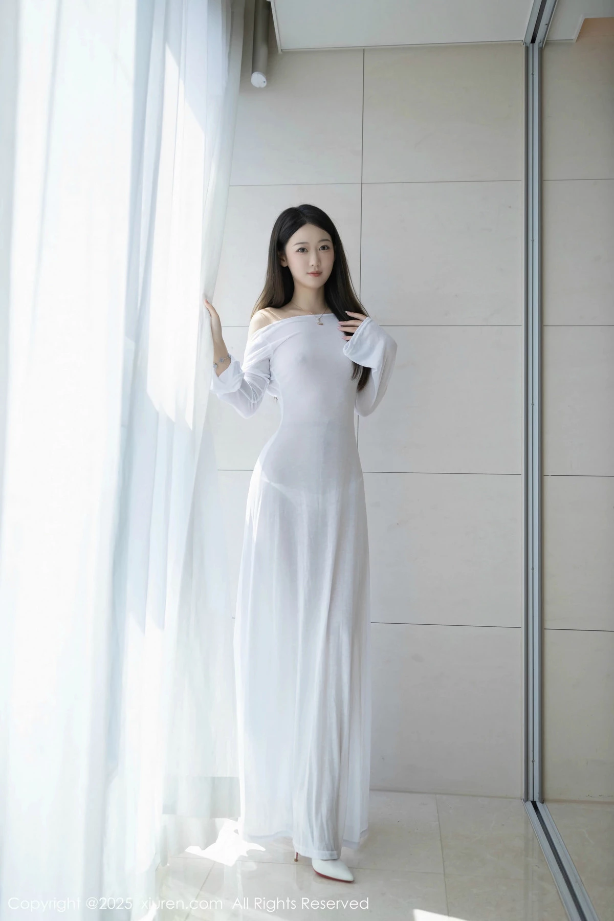 2kmn.vip_[XiuRen秀人网]No.9840_模特唐安琪性感白色连衣长裙配开档肉丝秀曼妙身姿撩人诱惑写真84P