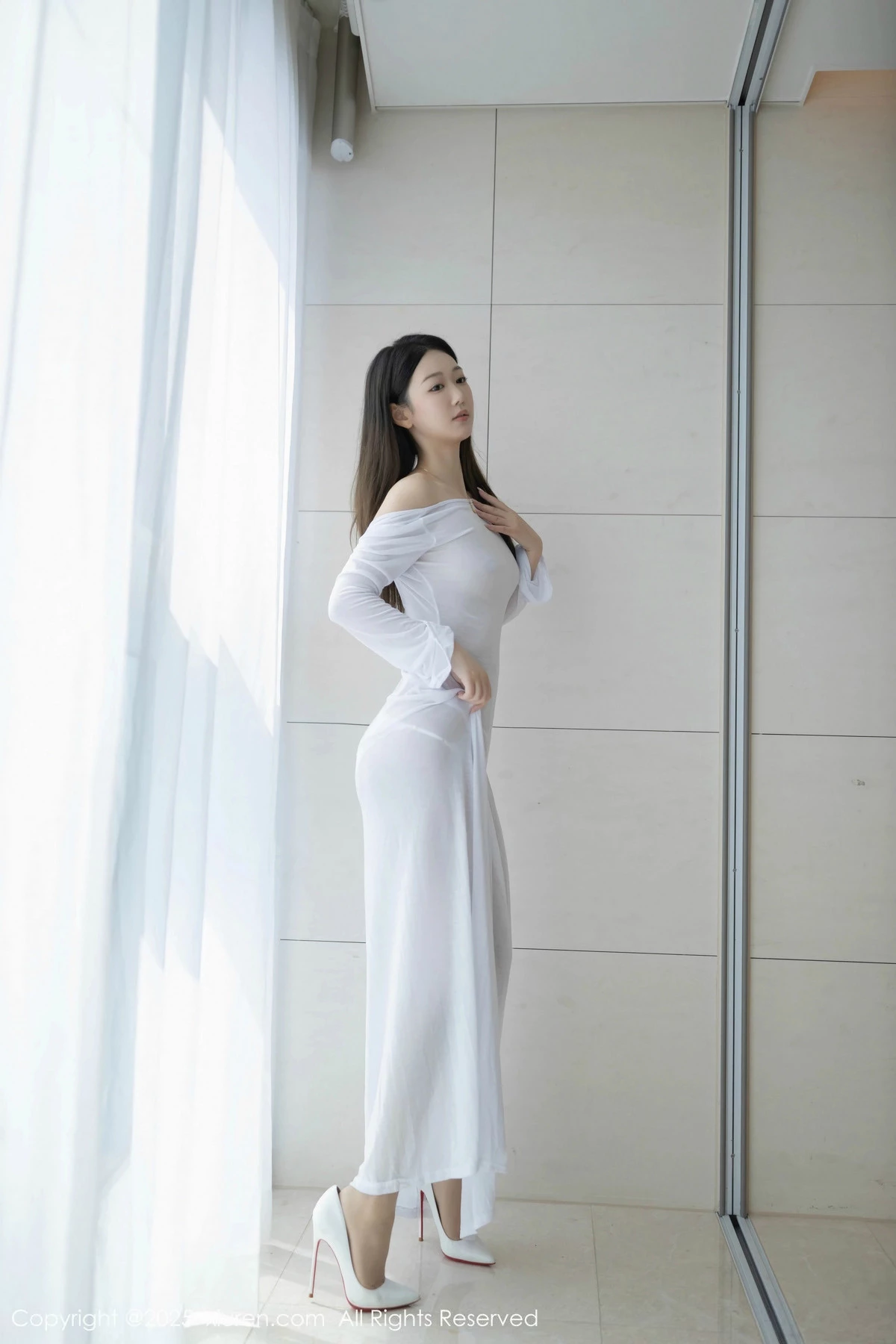 2kmn.vip_[XiuRen秀人网]No.9840_模特唐安琪性感白色连衣长裙配开档肉丝秀曼妙身姿撩人诱惑写真84P