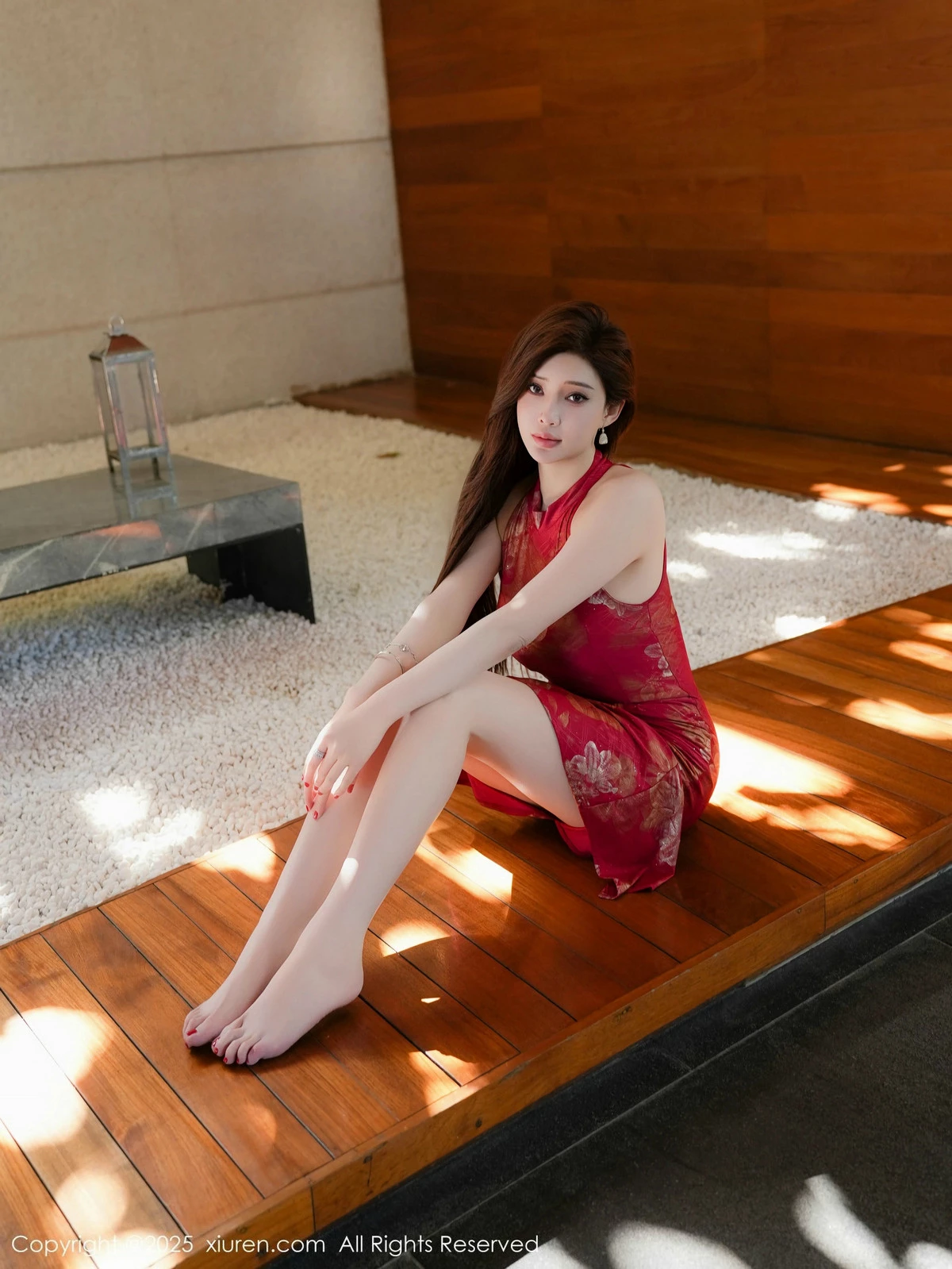 2kmn.vip_[XiuRen秀人网]No.9837_女神Carol周妍希性感红色旗袍服饰配超薄肉丝秀丰满身材诱惑写真77P