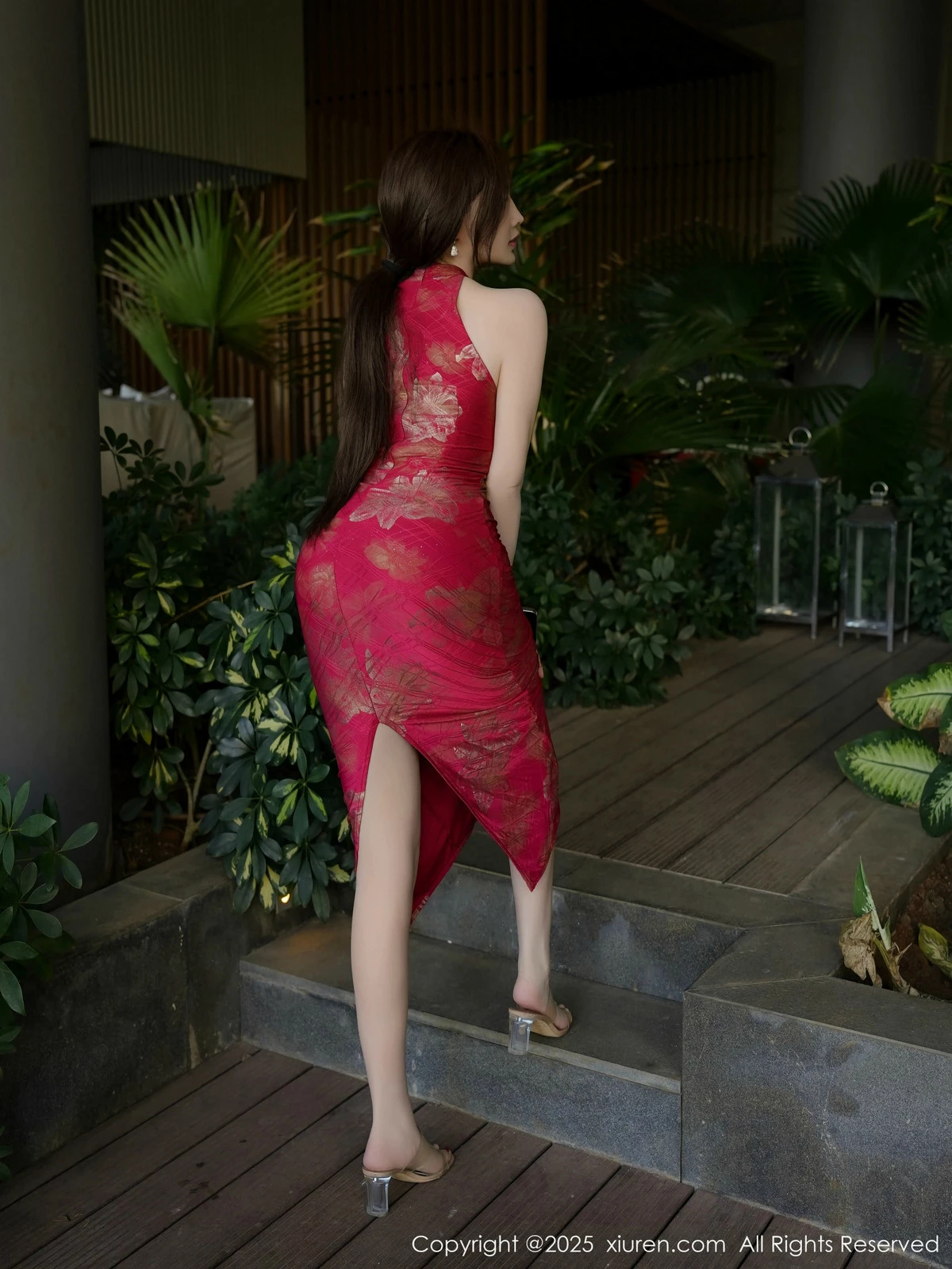 2kmn.vip_[XiuRen秀人网]No.9837_女神Carol周妍希性感红色旗袍服饰配超薄肉丝秀丰满身材诱惑写真77P