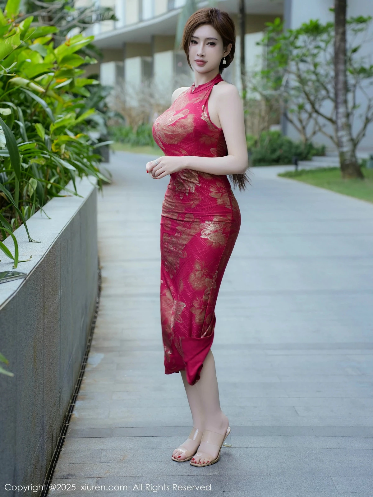 2kmn.vip_[XiuRen秀人网]No.9837_女神Carol周妍希性感红色旗袍服饰配超薄肉丝秀丰满身材诱惑写真77P