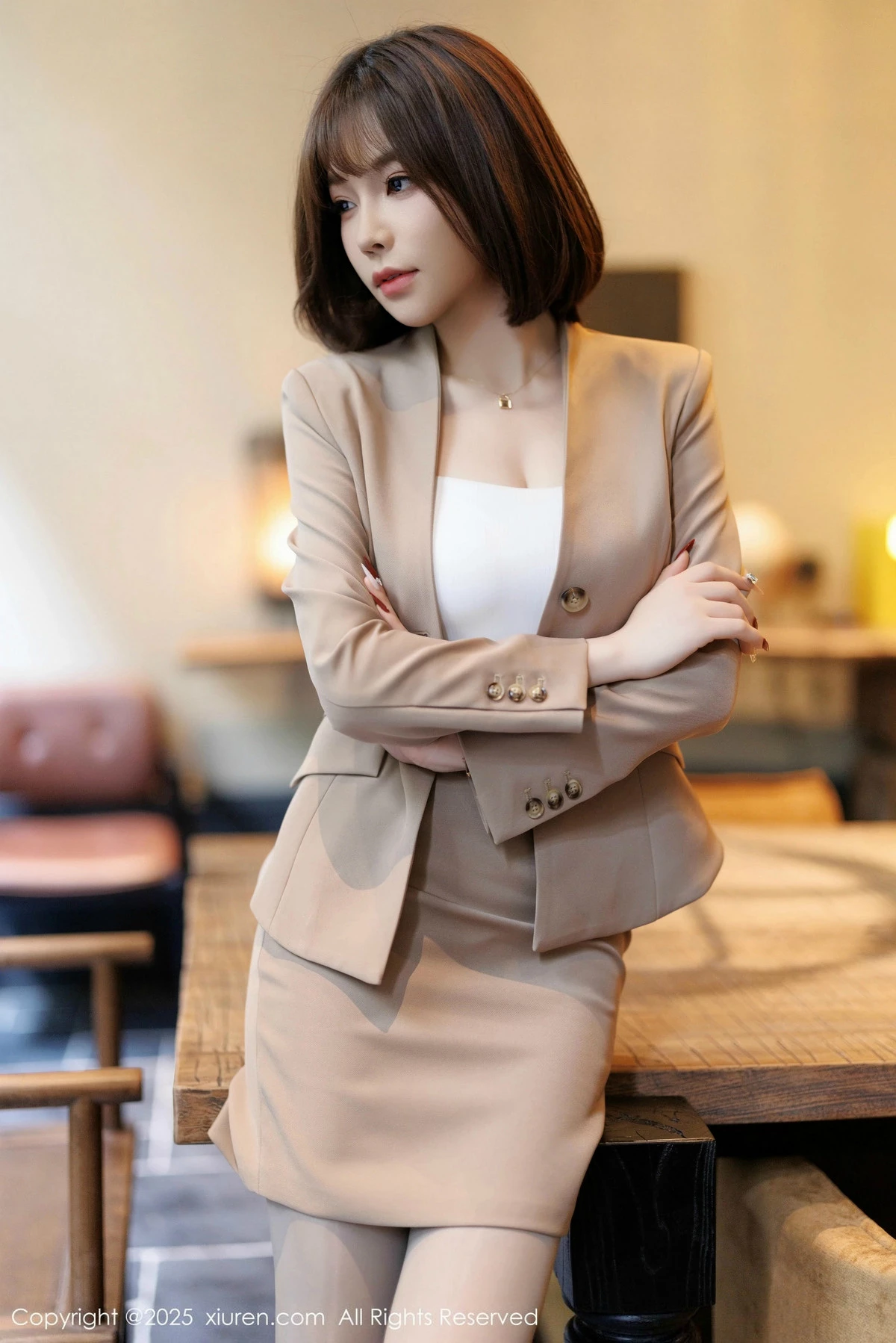 2kmn.vip_[XiuRen秀人网]No.9844_女神徐莉芝Booty多套性感服饰穿搭配原色丝袜秀曼妙身姿诱惑写真88P