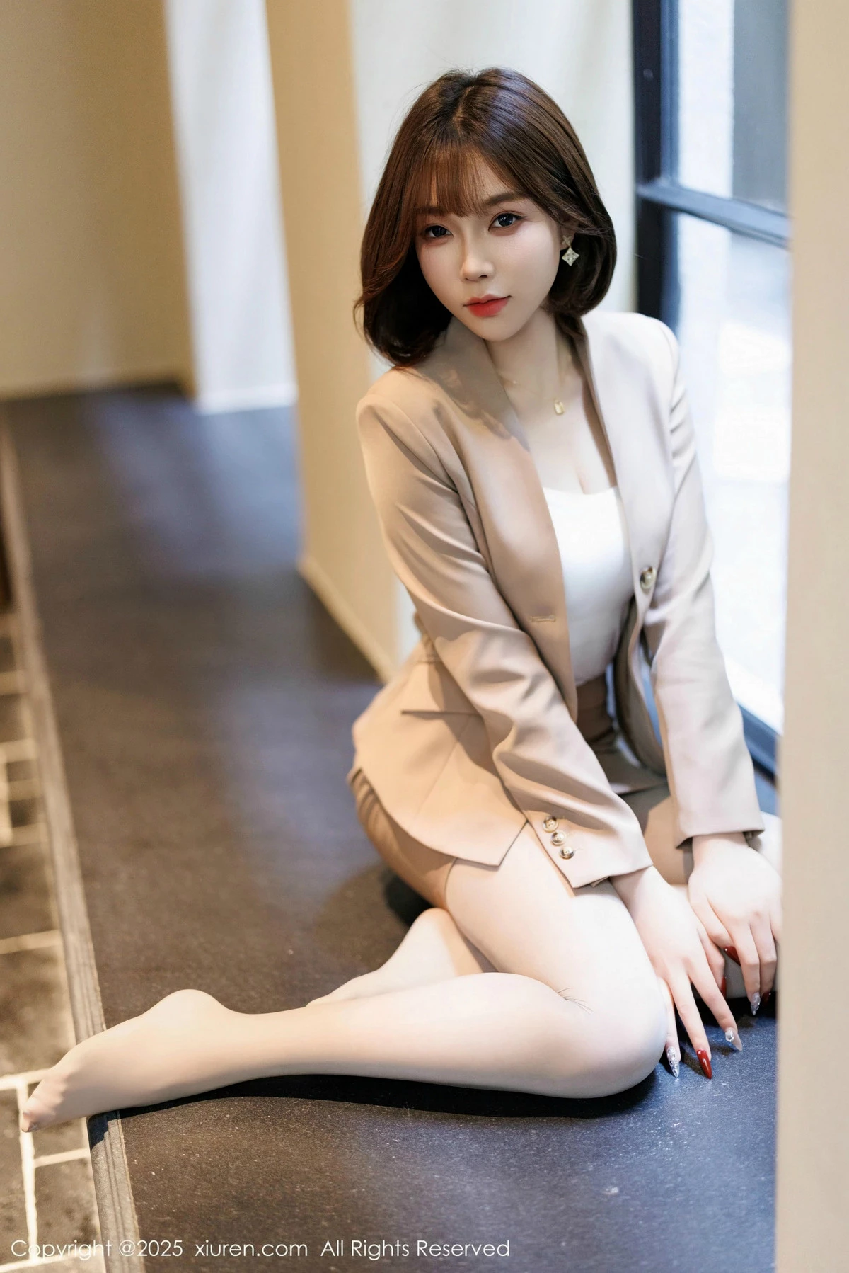 2kmn.vip_[XiuRen秀人网]No.9844_女神徐莉芝Booty多套性感服饰穿搭配原色丝袜秀曼妙身姿诱惑写真88P