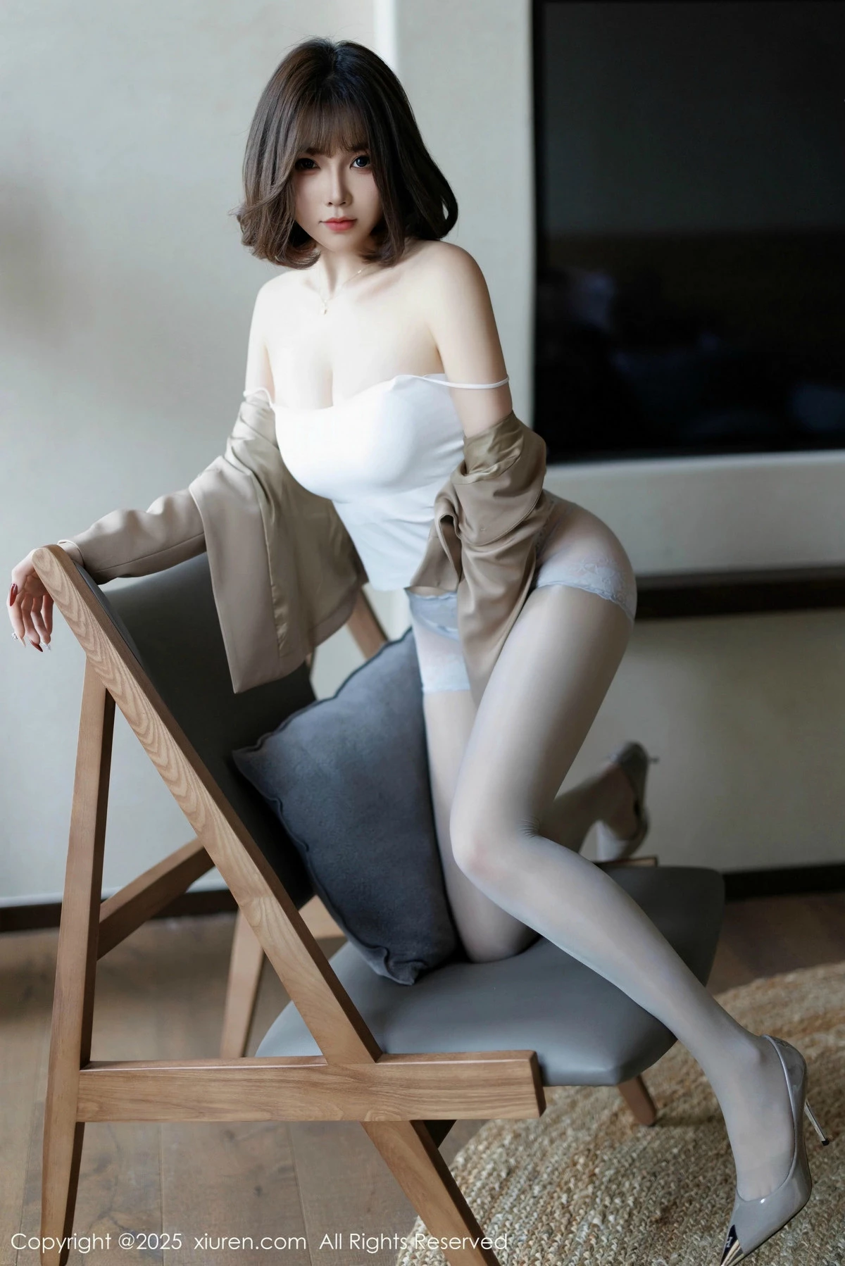 2kmn.vip_[XiuRen秀人网]No.9844_女神徐莉芝Booty多套性感服饰穿搭配原色丝袜秀曼妙身姿诱惑写真88P