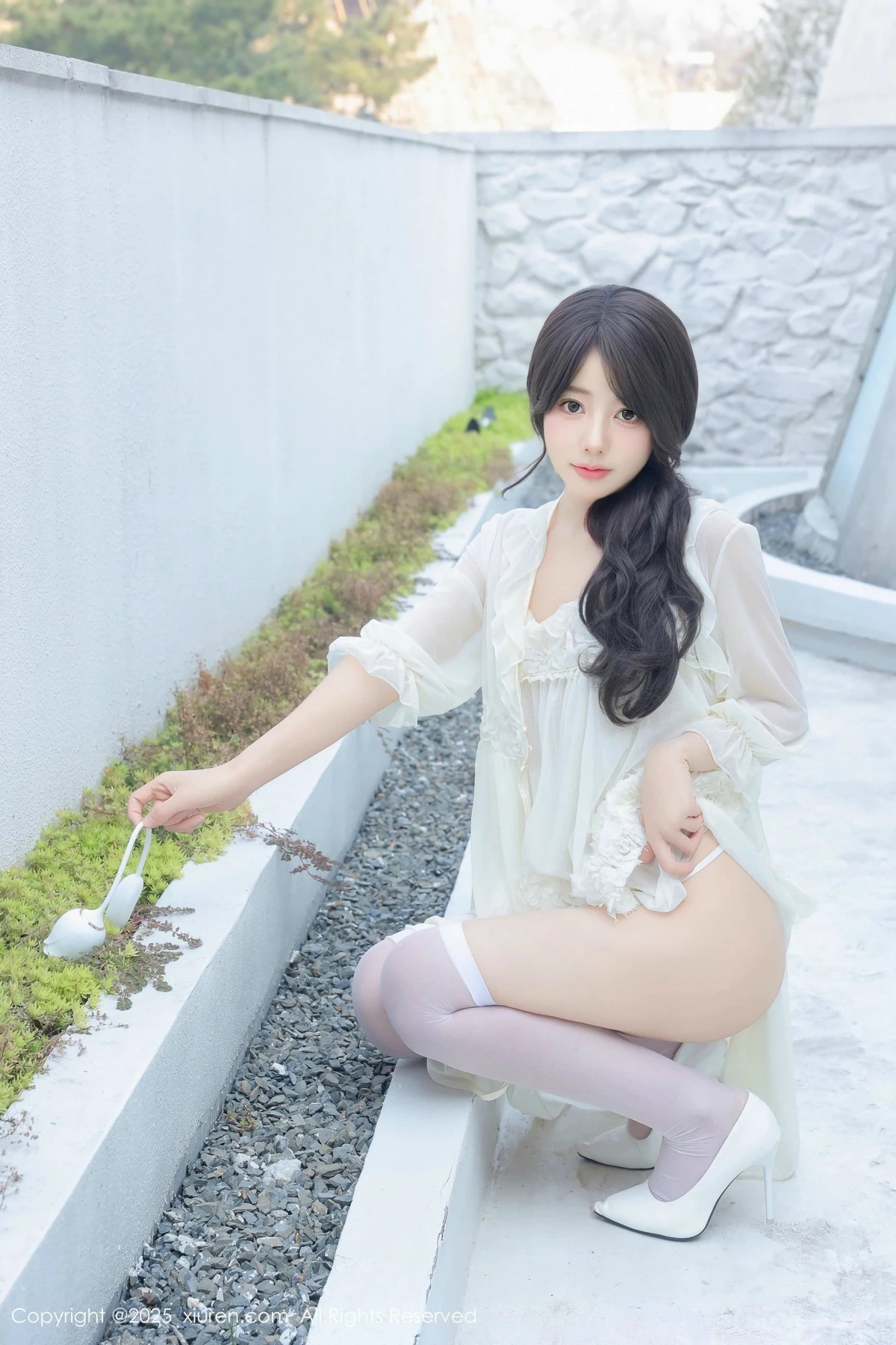 2kmn.vip_[XiuRen秀人网]No.9851_模特桃妖夭浴室性感浅色连衣短裙配白丝袜湿身秀惹火身材诱惑写真113P