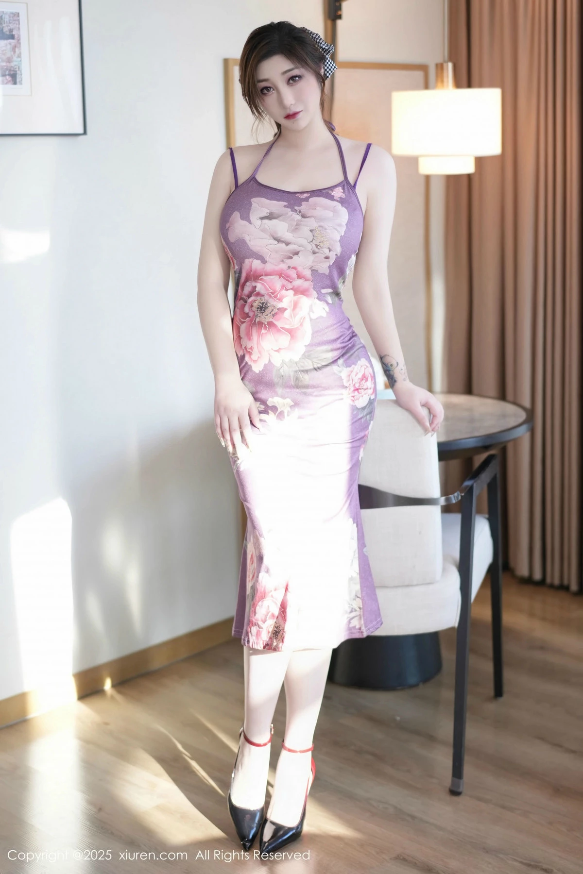 2kmn.vip_[XiuRen秀人网]No.9850_女神妲己_Toxic性感紫色连衣裙露紫色情趣内衣秀丰腴身姿诱惑写真69P