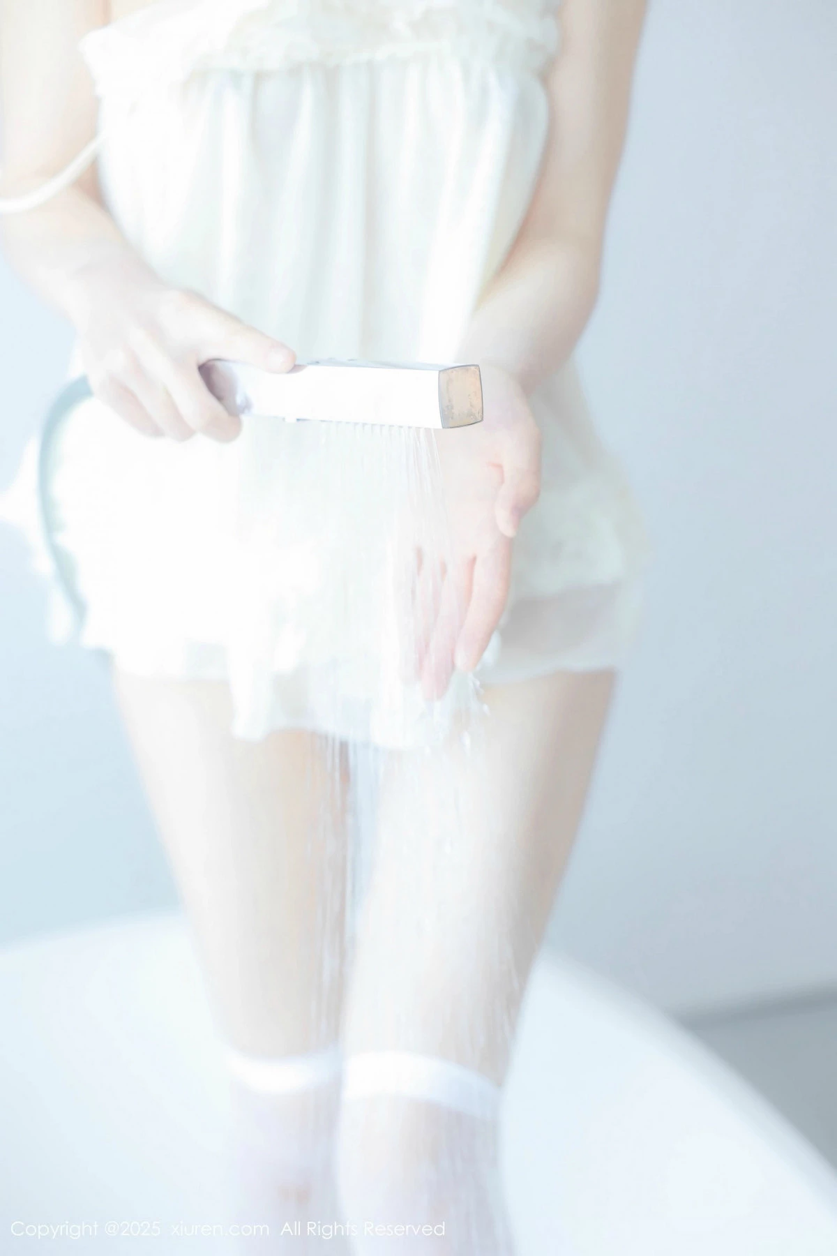 2kmn.vip_[XiuRen秀人网]No.9851_模特桃妖夭浴室性感浅色连衣短裙配白丝袜湿身秀惹火身材诱惑写真113P