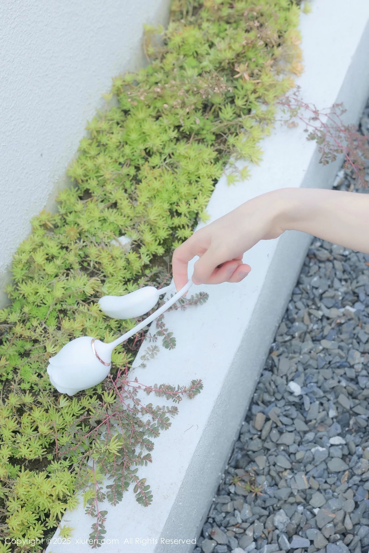 2kmn.vip_[XiuRen秀人网]No.9851_模特桃妖夭浴室性感浅色连衣短裙配白丝袜湿身秀惹火身材诱惑写真113P