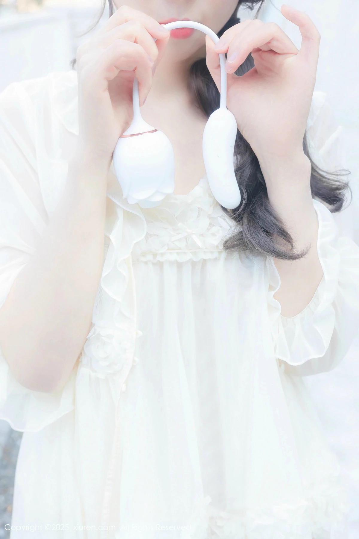 2kmn.vip_[XiuRen秀人网]No.9851_模特桃妖夭浴室性感浅色连衣短裙配白丝袜湿身秀惹火身材诱惑写真113P