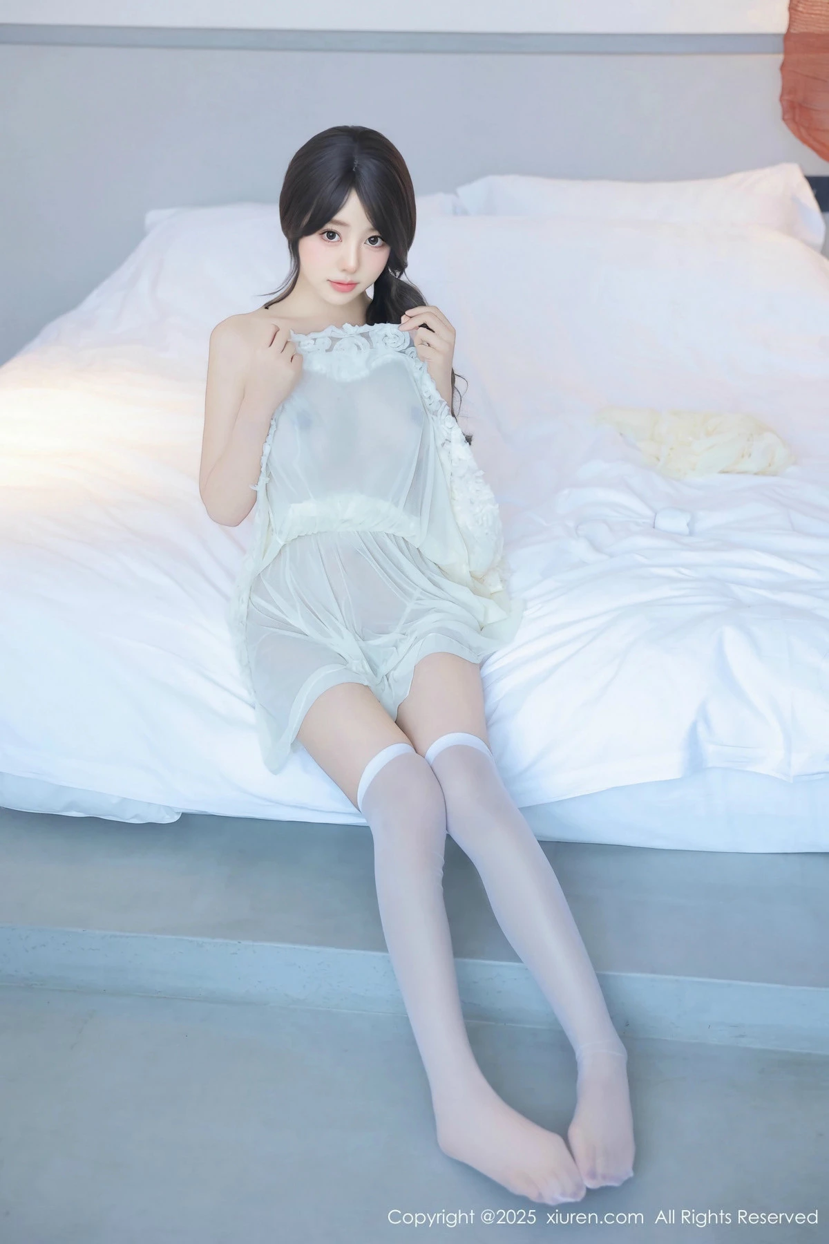 2kmn.vip_[XiuRen秀人网]No.9851_模特桃妖夭浴室性感浅色连衣短裙配白丝袜湿身秀惹火身材诱惑写真113P