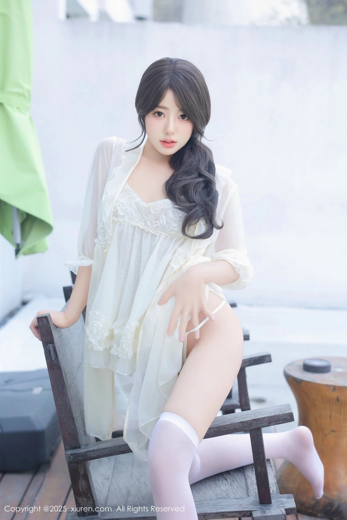 2kmn.vip_[XiuRen秀人网]No.9851_模特桃妖夭浴室性感浅色连衣短裙配白丝袜湿身秀惹火身材诱惑写真113P