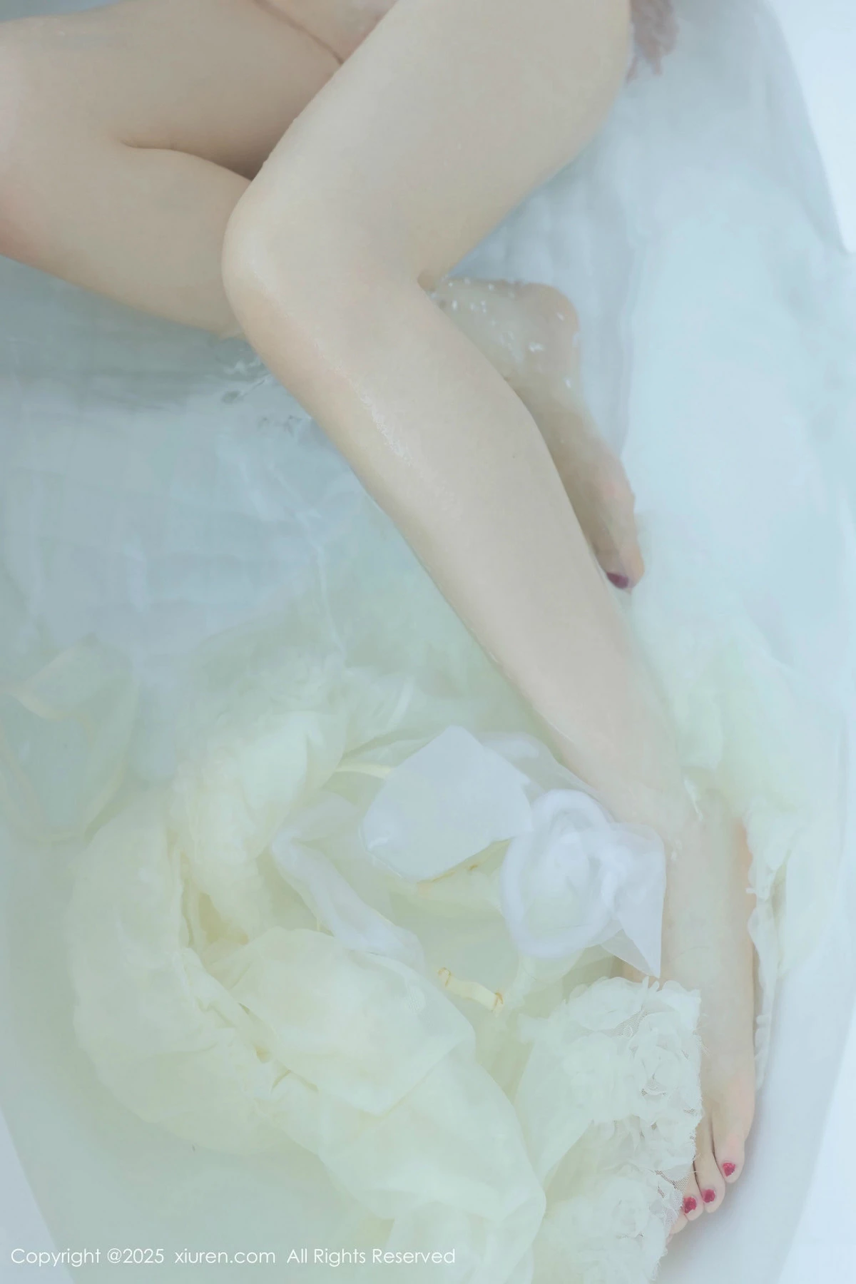 2kmn.vip_[XiuRen秀人网]No.9851_模特桃妖夭浴室性感浅色连衣短裙配白丝袜湿身秀惹火身材诱惑写真113P