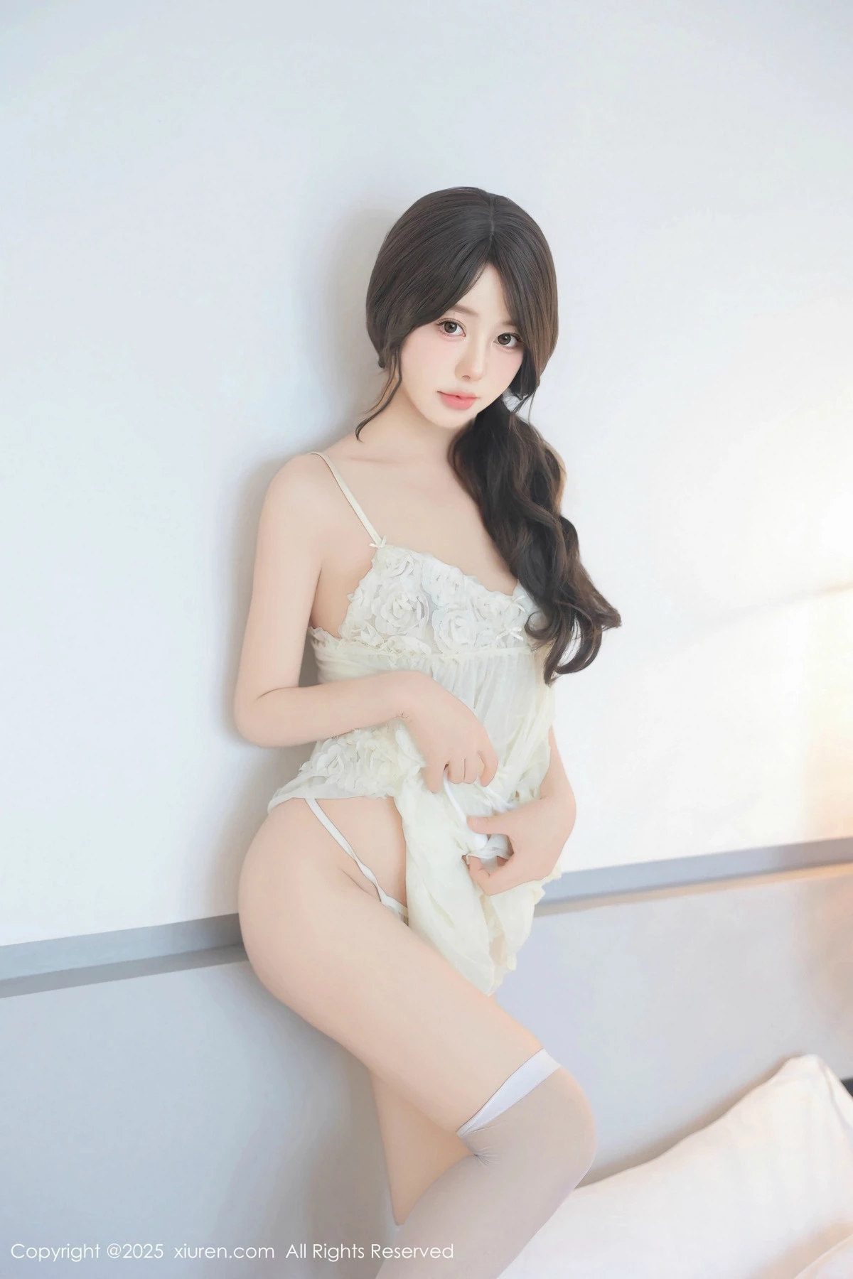 2kmn.vip_[XiuRen秀人网]No.9851_模特桃妖夭浴室性感浅色连衣短裙配白丝袜湿身秀惹火身材诱惑写真113P