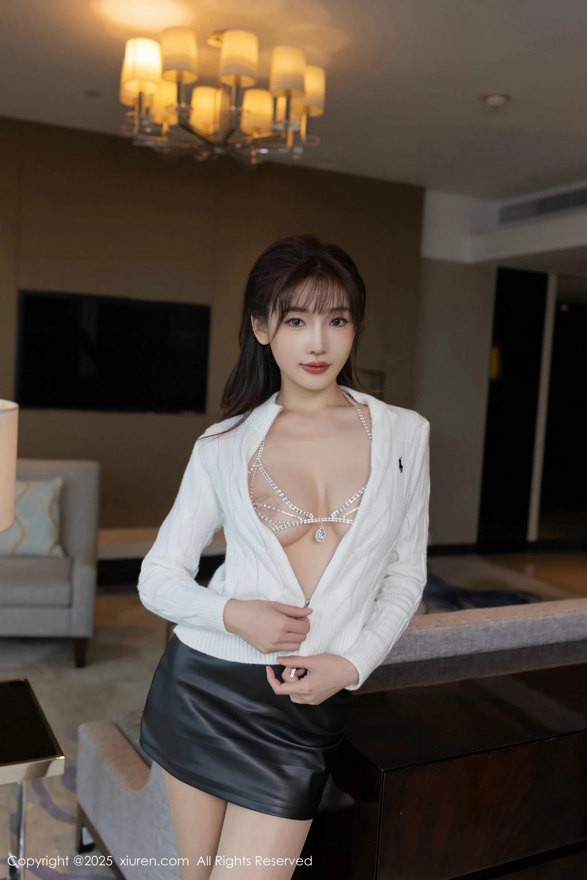 2kmn.vip_[XiuRen秀人网]No.9852_模特陆萱萱白上衣配黑皮短裙露性感情趣内衣秀曼妙身姿诱惑写真81P