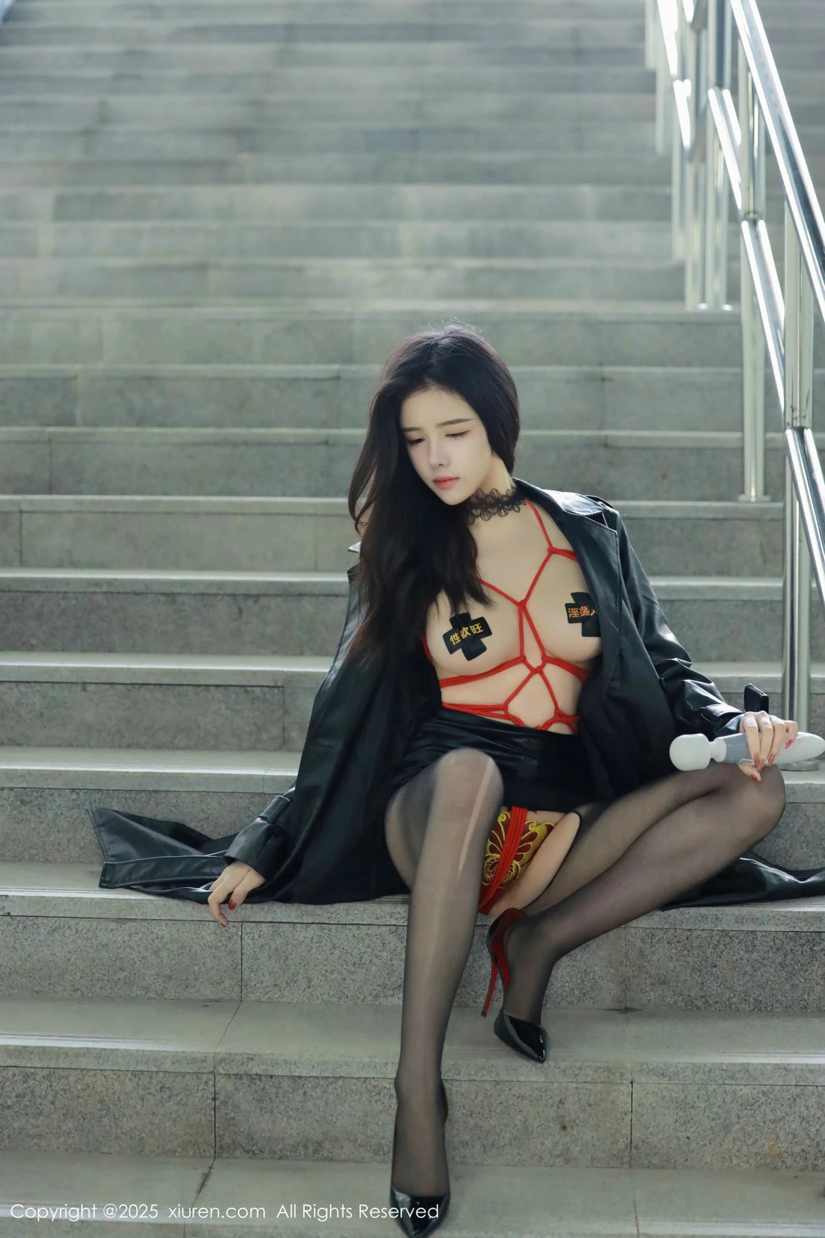 2kmn.vip_[XiuRen秀人网]No.9855_模特唐翩翩性感黑色皮大衣露红色情趣服饰配黑丝袜秀美腿诱惑写真90P