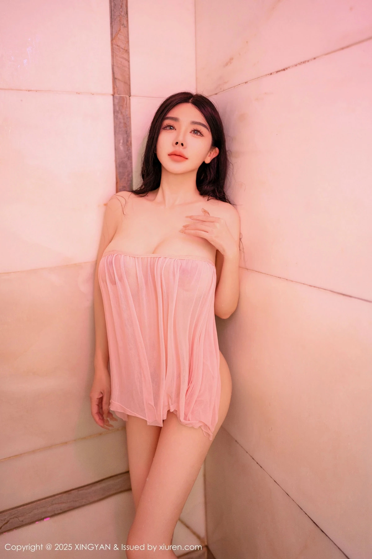 2kmn.vip_[XINGYAN星颜社]VOL.306_模特潘思沁浴室场景性感粉色情趣服饰湿身秀巨乳肥臀诱惑写真80P