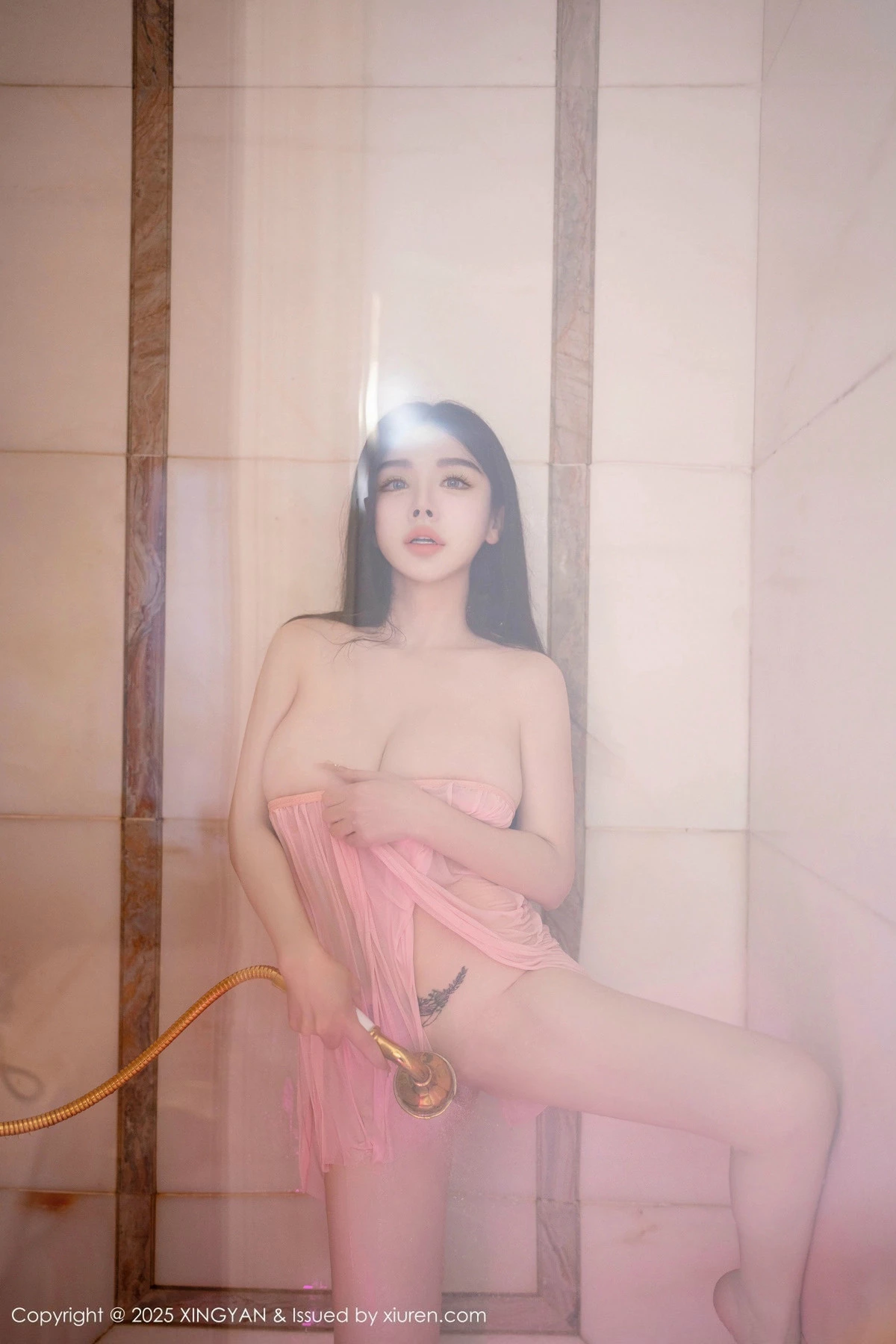 2kmn.vip_[XINGYAN星颜社]VOL.306_模特潘思沁浴室场景性感粉色情趣服饰湿身秀巨乳肥臀诱惑写真80P