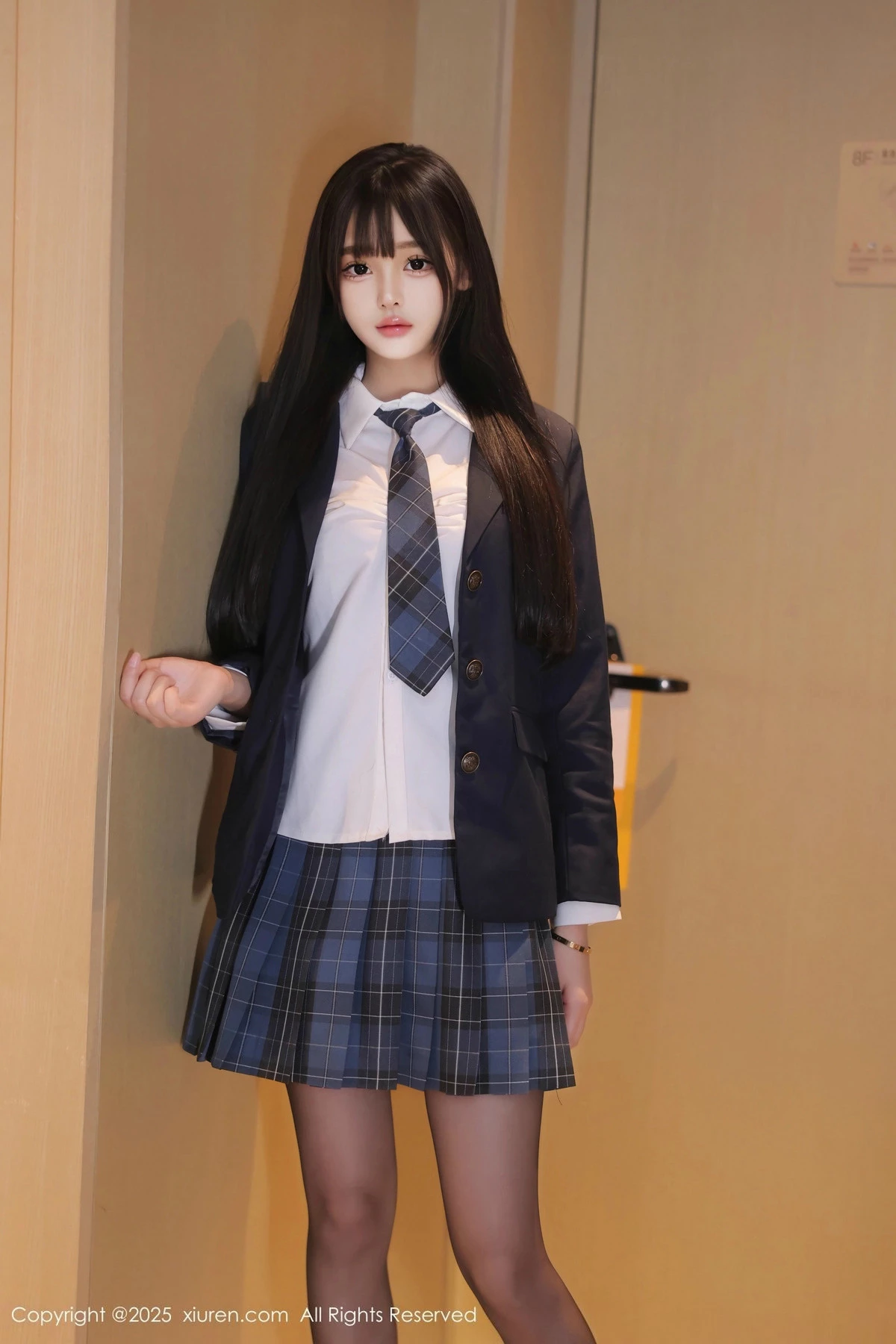 2kmn.vip_[XiuRen秀人网]No.9853_模特余安安性感JK制服露黑色蕾丝内衣配黑丝袜秀凹凸身材诱惑写真85P