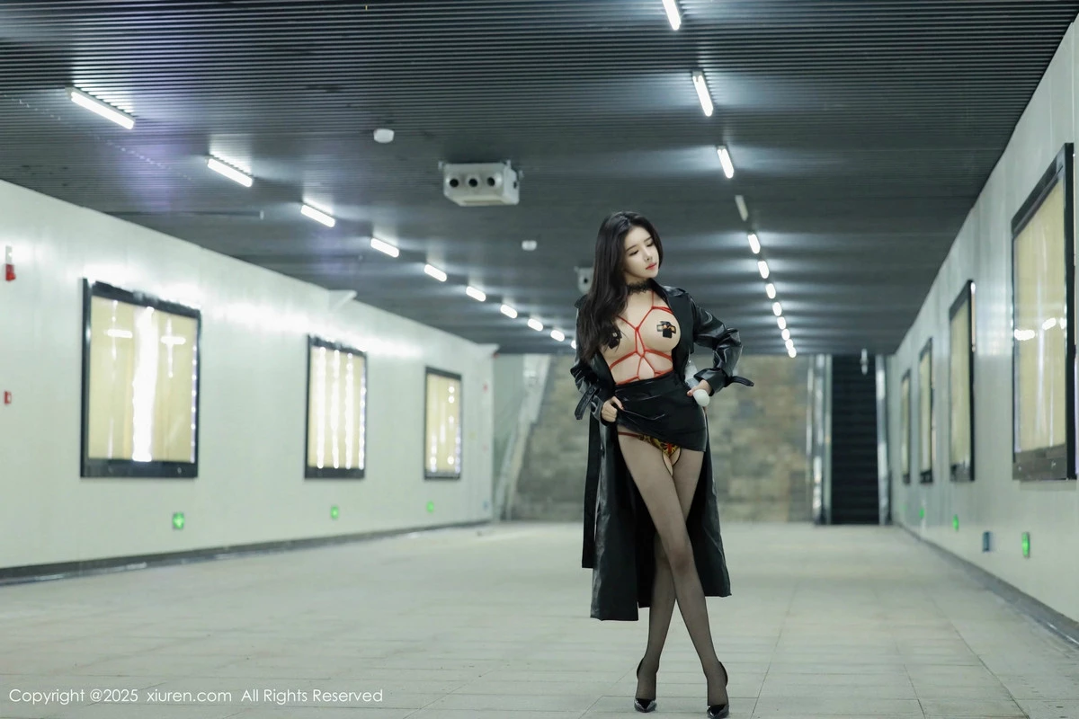 2kmn.vip_[XiuRen秀人网]No.9855_模特唐翩翩性感黑色皮大衣露红色情趣服饰配黑丝袜秀美腿诱惑写真90P