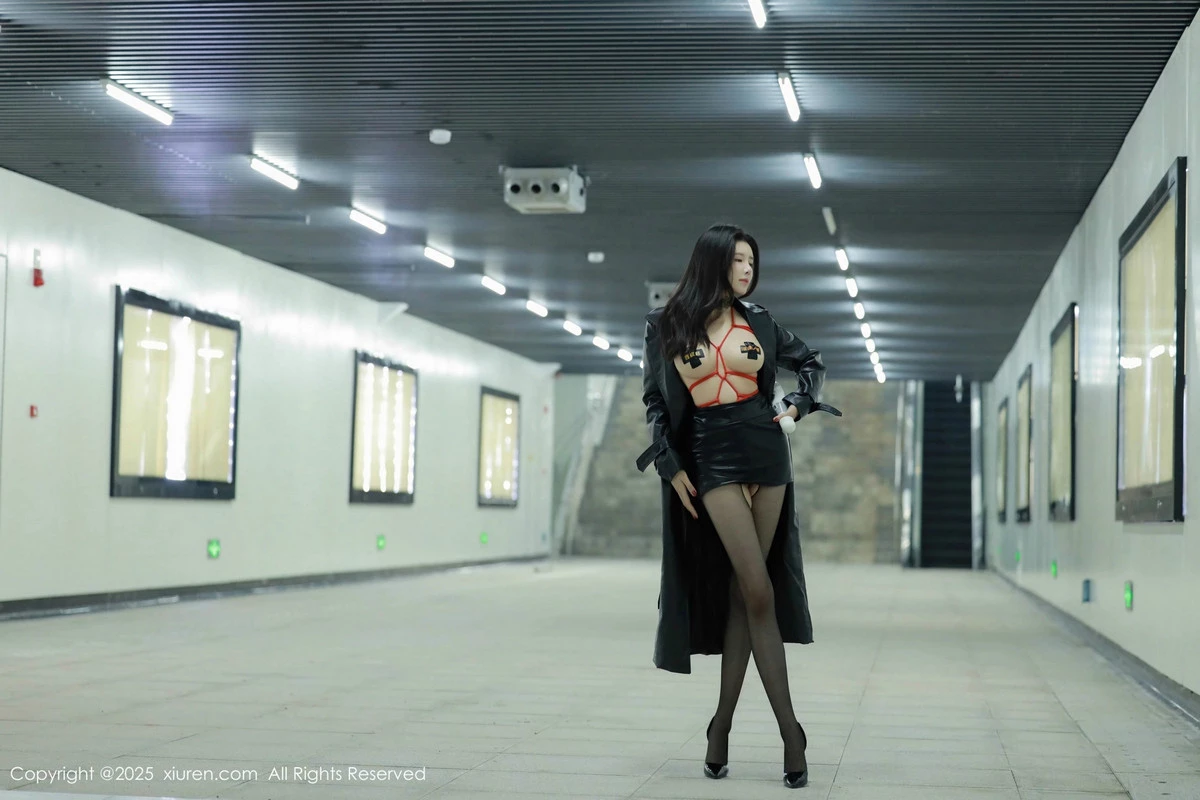 2kmn.vip_[XiuRen秀人网]No.9855_模特唐翩翩性感黑色皮大衣露红色情趣服饰配黑丝袜秀美腿诱惑写真90P