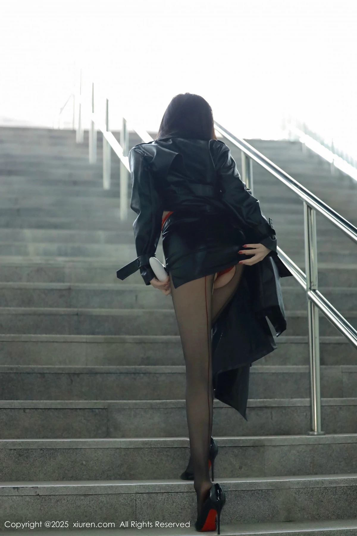 2kmn.vip_[XiuRen秀人网]No.9855_模特唐翩翩性感黑色皮大衣露红色情趣服饰配黑丝袜秀美腿诱惑写真90P