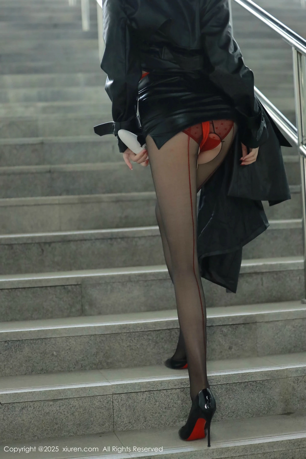 2kmn.vip_[XiuRen秀人网]No.9855_模特唐翩翩性感黑色皮大衣露红色情趣服饰配黑丝袜秀美腿诱惑写真90P