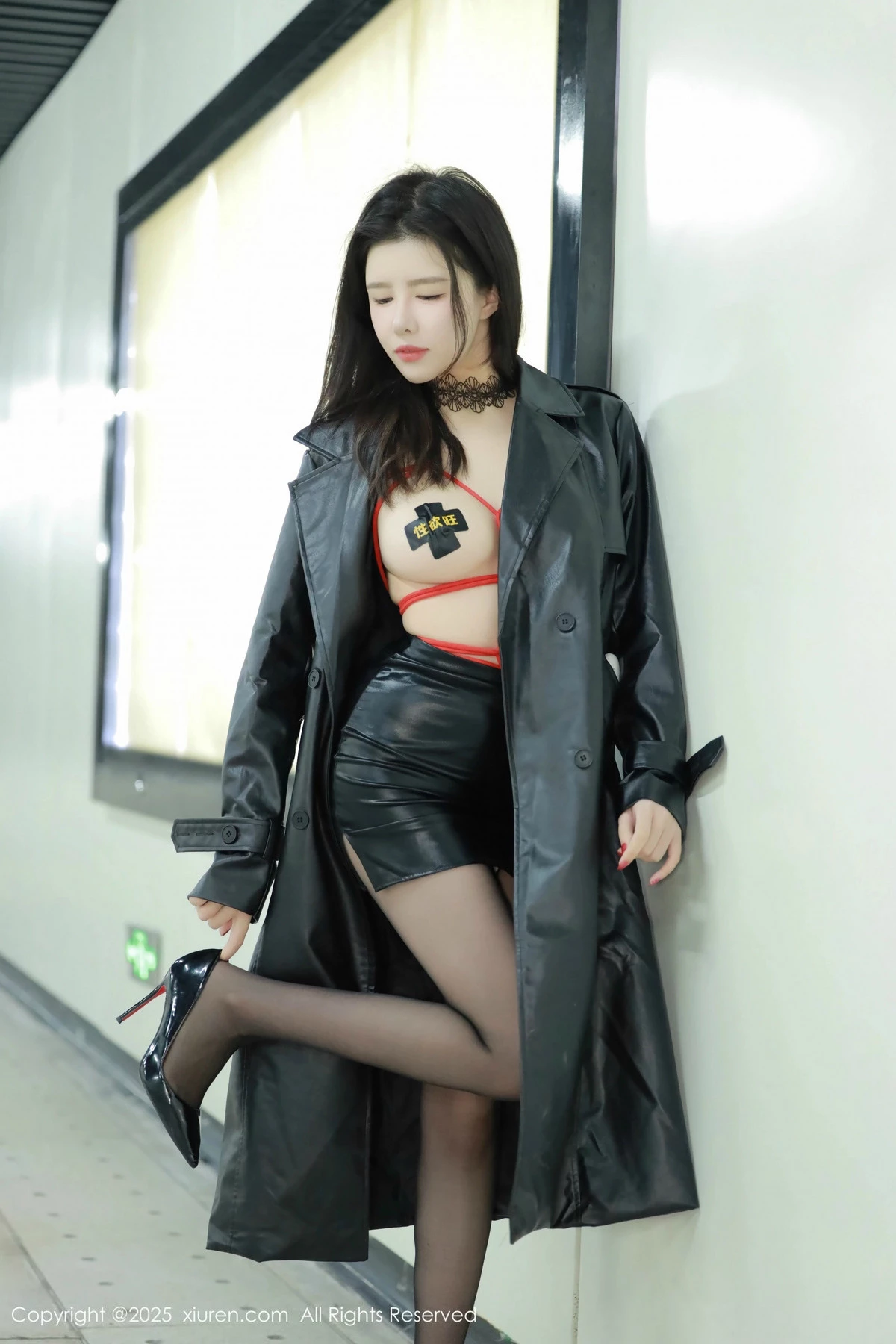 2kmn.vip_[XiuRen秀人网]No.9855_模特唐翩翩性感黑色皮大衣露红色情趣服饰配黑丝袜秀美腿诱惑写真90P