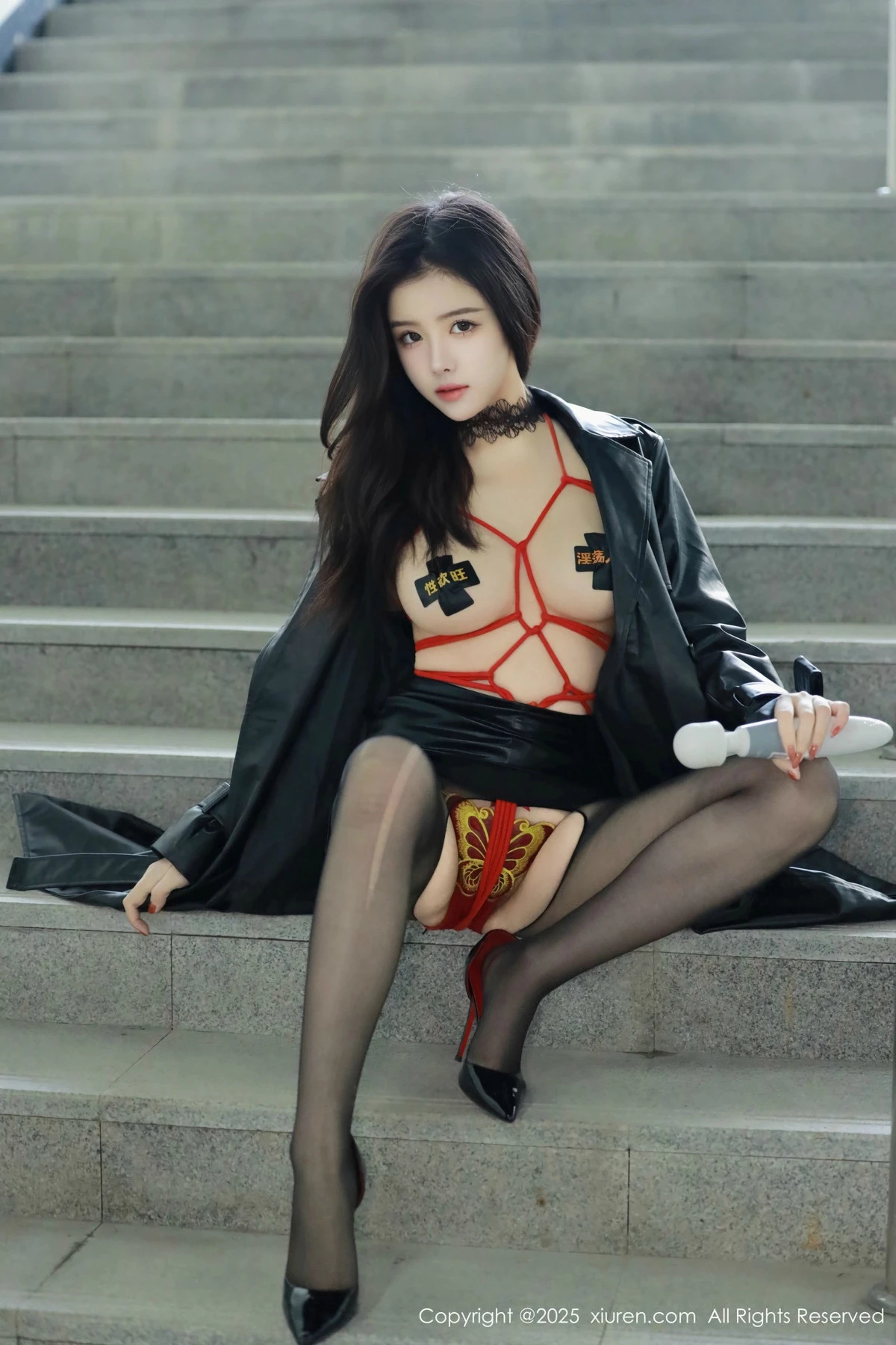 2kmn.vip_[XiuRen秀人网]No.9855_模特唐翩翩性感黑色皮大衣露红色情趣服饰配黑丝袜秀美腿诱惑写真90P