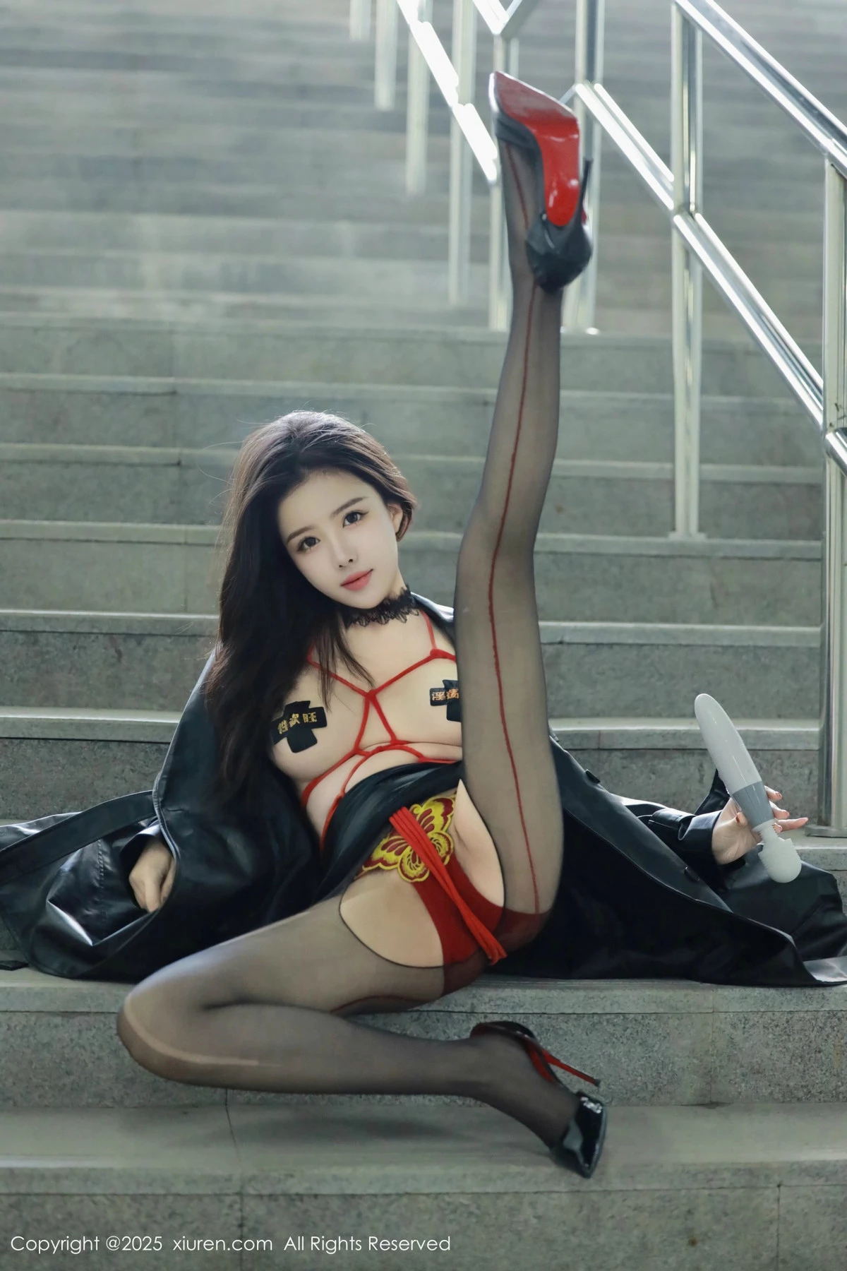 2kmn.vip_[XiuRen秀人网]No.9855_模特唐翩翩性感黑色皮大衣露红色情趣服饰配黑丝袜秀美腿诱惑写真90P