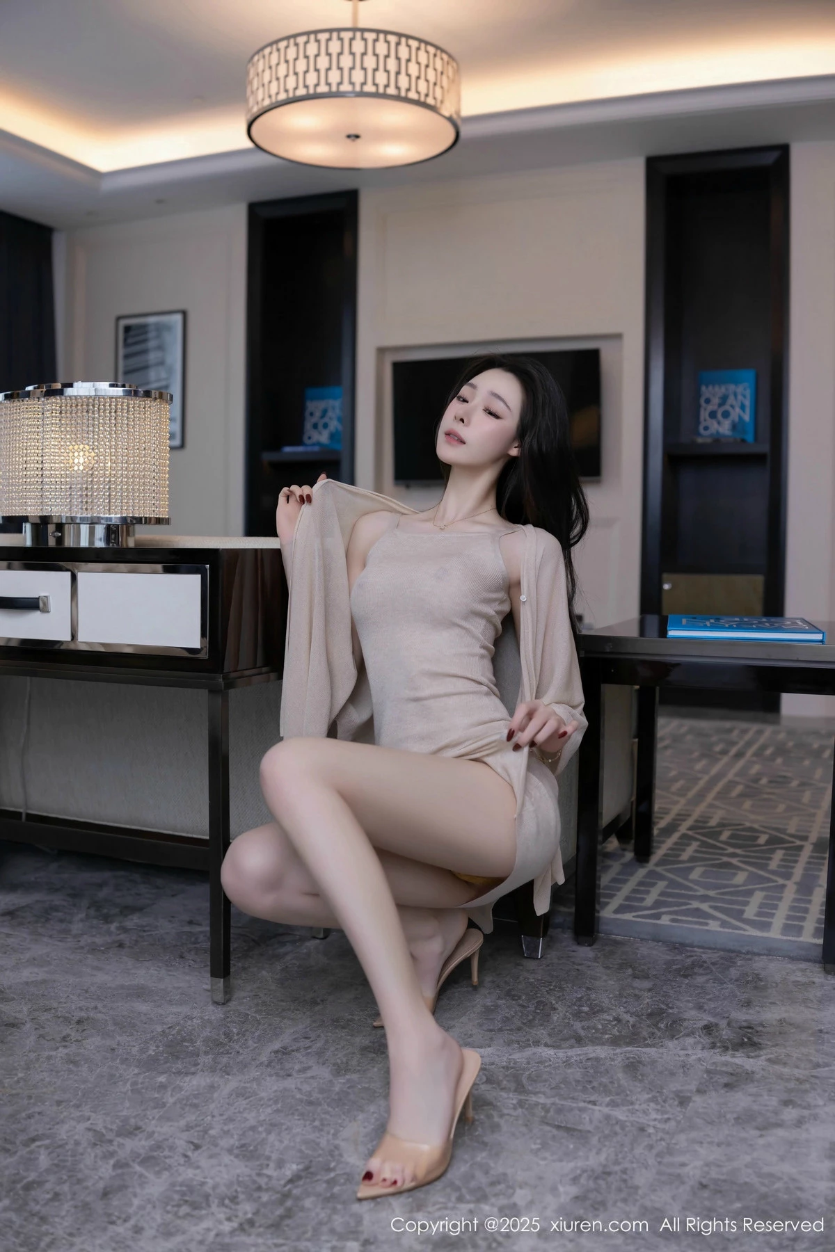 2kmn.vip_[XiuRen秀人网]No.9858_模特小逗逗私房性感浅色连衣短裙露情趣内衣秀曼妙身姿诱惑写真81P