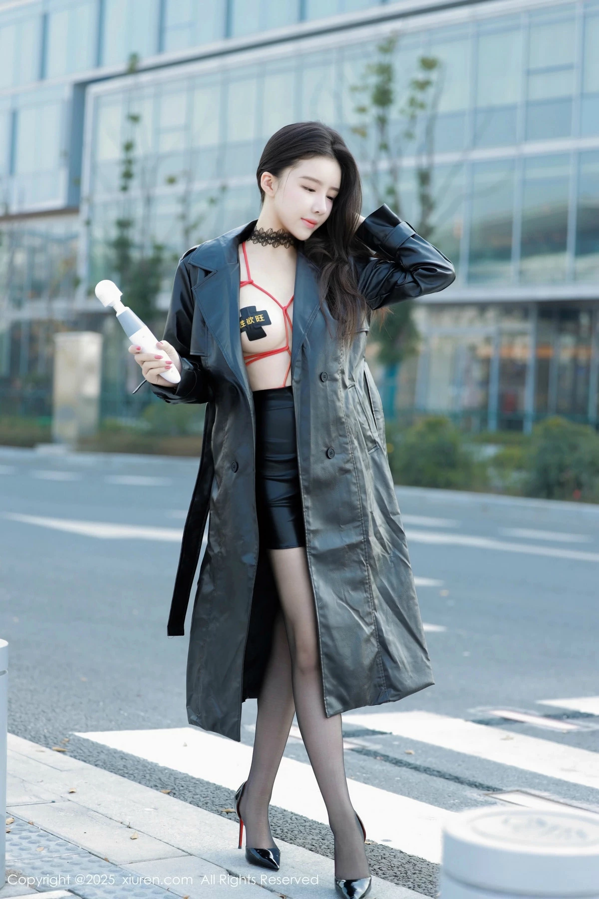 2kmn.vip_[XiuRen秀人网]No.9855_模特唐翩翩性感黑色皮大衣露红色情趣服饰配黑丝袜秀美腿诱惑写真90P