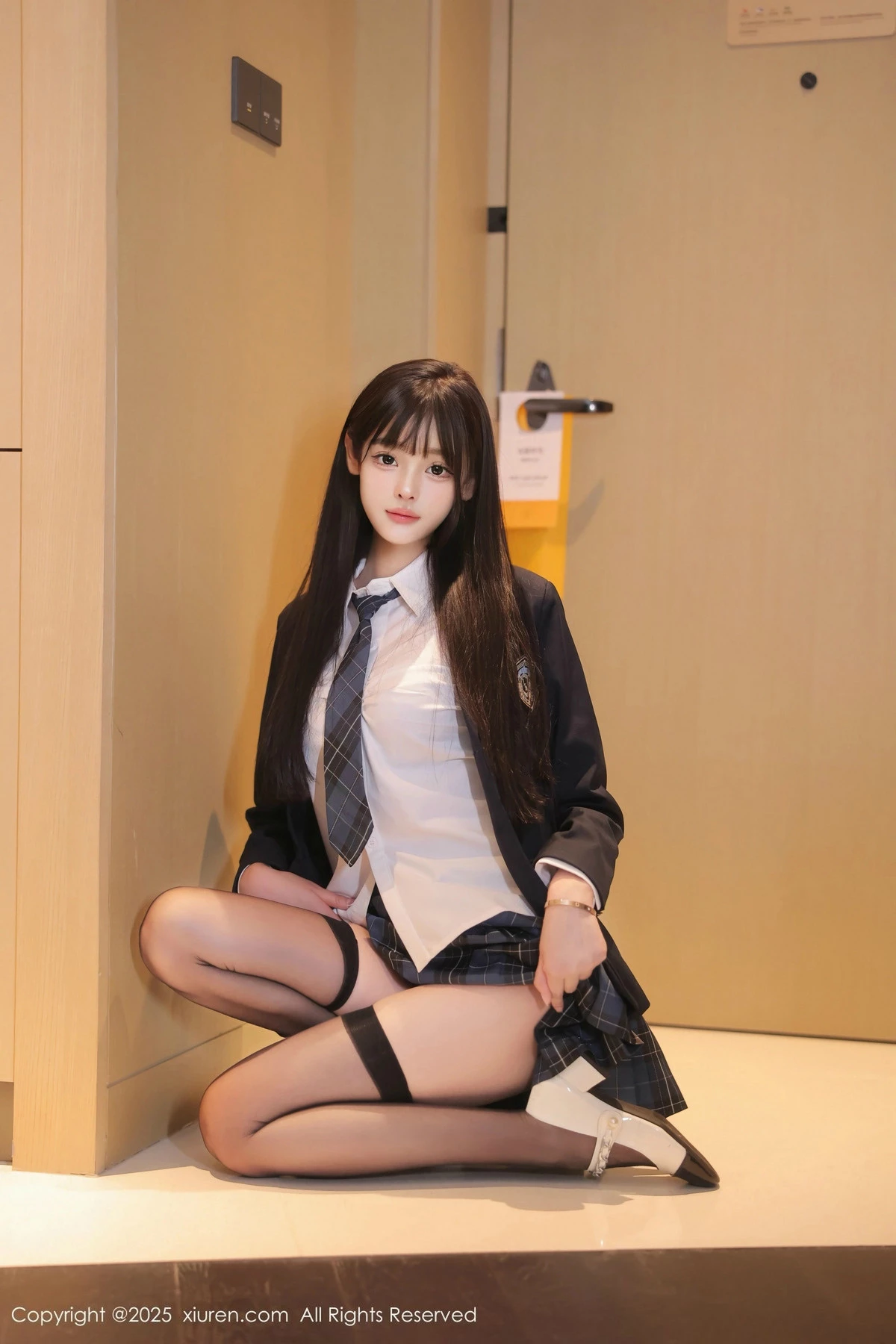 2kmn.vip_[XiuRen秀人网]No.9853_模特余安安性感JK制服露黑色蕾丝内衣配黑丝袜秀凹凸身材诱惑写真85P