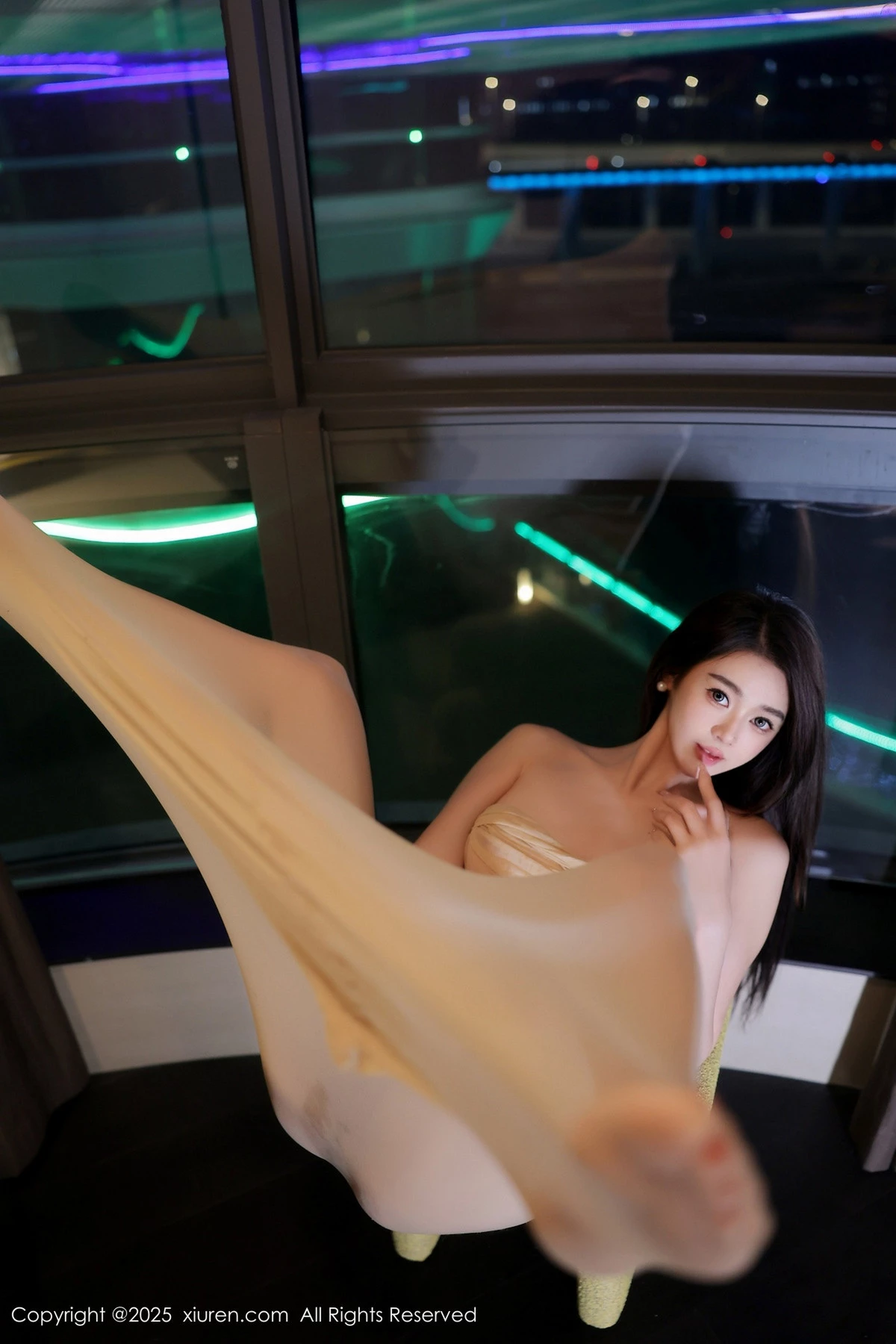 2kmn.vip_[XiuRen秀人网]No.9860_模特Candy糖糖私房性感肉色连体丝袜秀丰腴身姿撩人诱惑写真85P