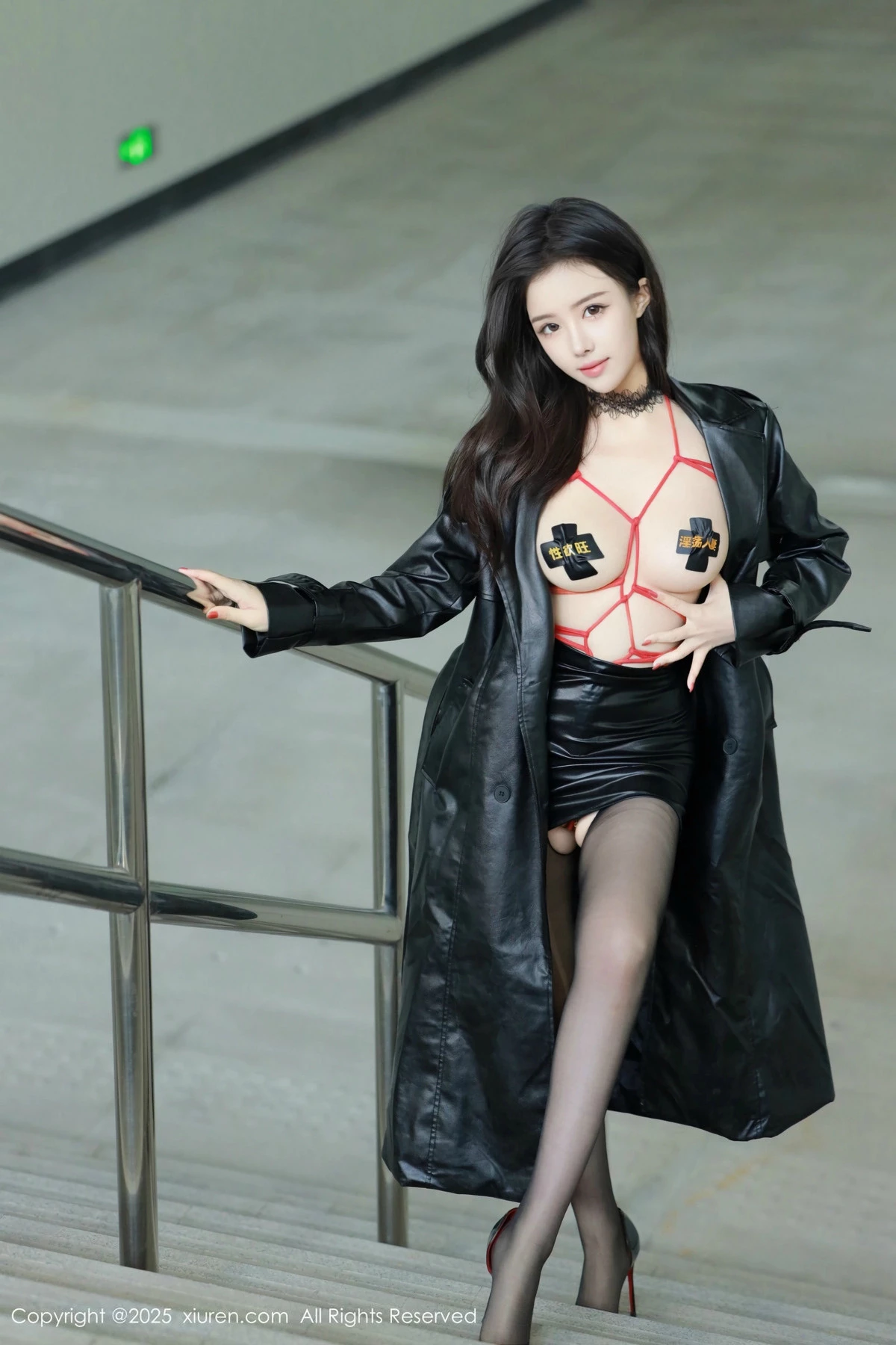 2kmn.vip_[XiuRen秀人网]No.9855_模特唐翩翩性感黑色皮大衣露红色情趣服饰配黑丝袜秀美腿诱惑写真90P