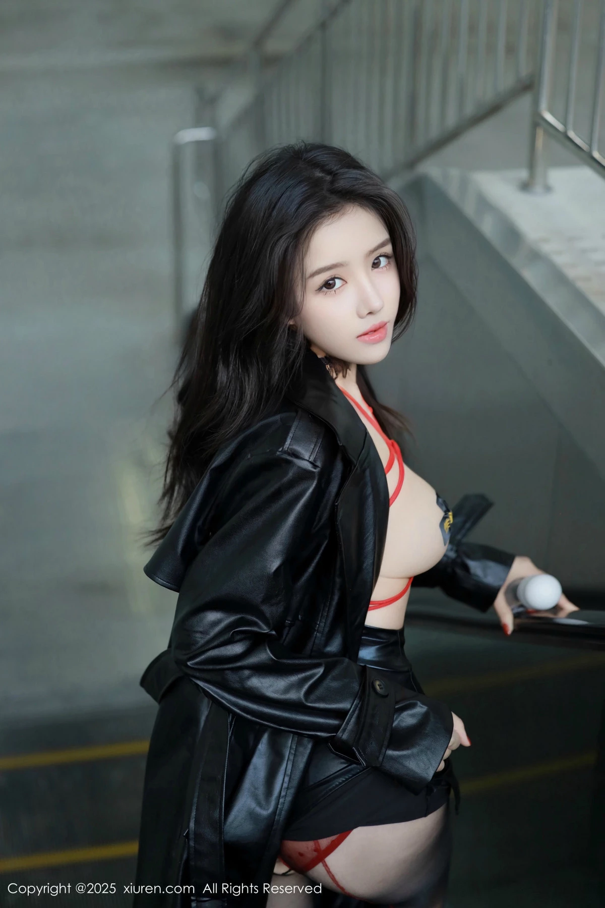 2kmn.vip_[XiuRen秀人网]No.9855_模特唐翩翩性感黑色皮大衣露红色情趣服饰配黑丝袜秀美腿诱惑写真90P