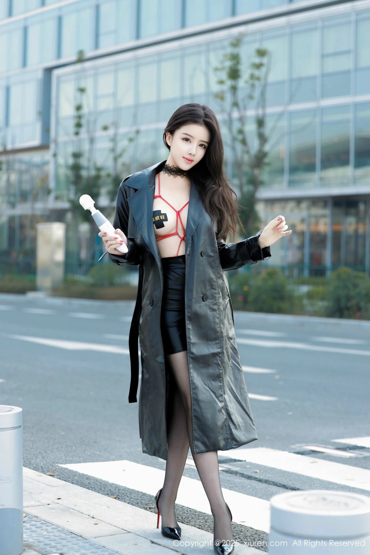 2kmn.vip_[XiuRen秀人网]No.9855_模特唐翩翩性感黑色皮大衣露红色情趣服饰配黑丝袜秀美腿诱惑写真90P