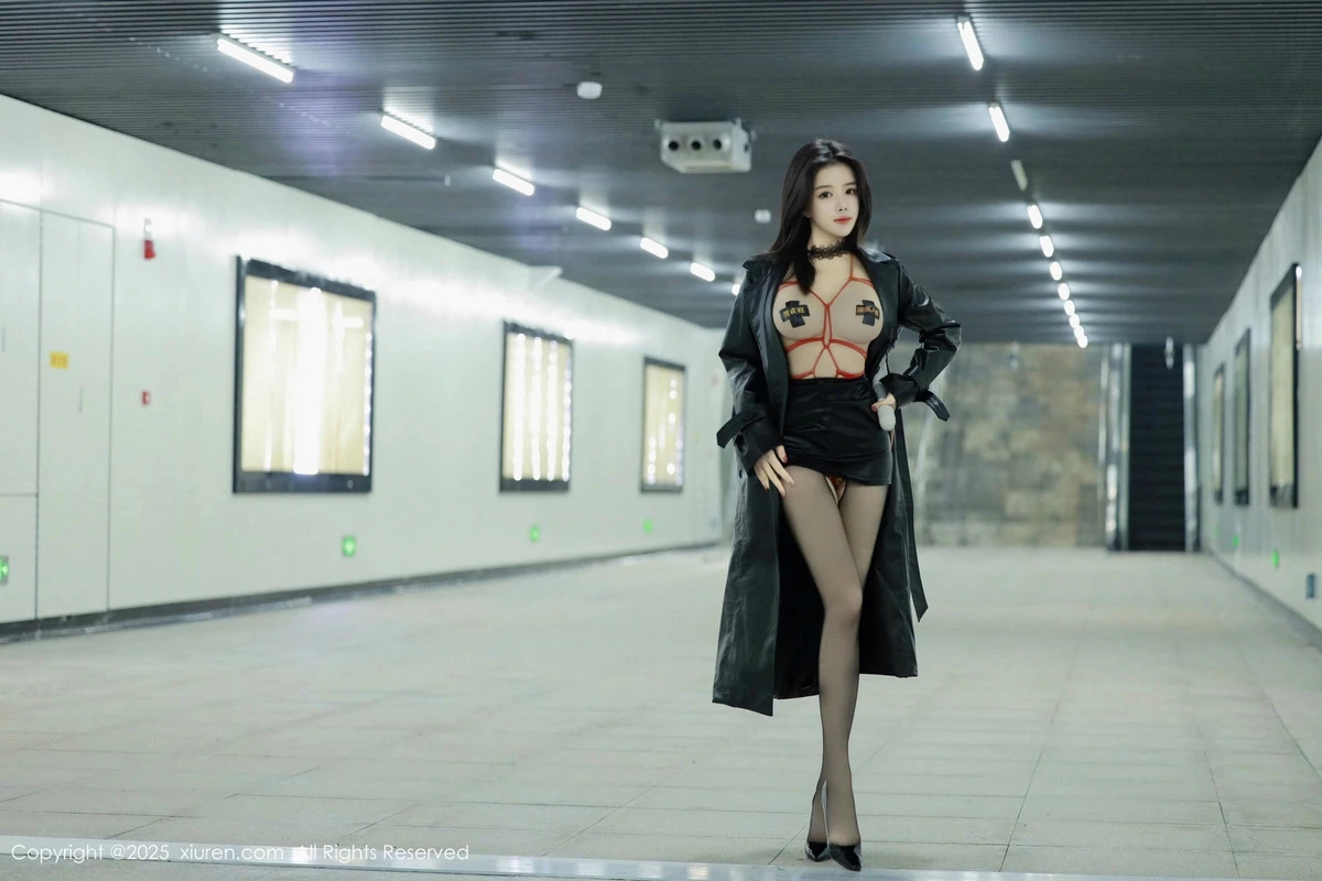 2kmn.vip_[XiuRen秀人网]No.9855_模特唐翩翩性感黑色皮大衣露红色情趣服饰配黑丝袜秀美腿诱惑写真90P