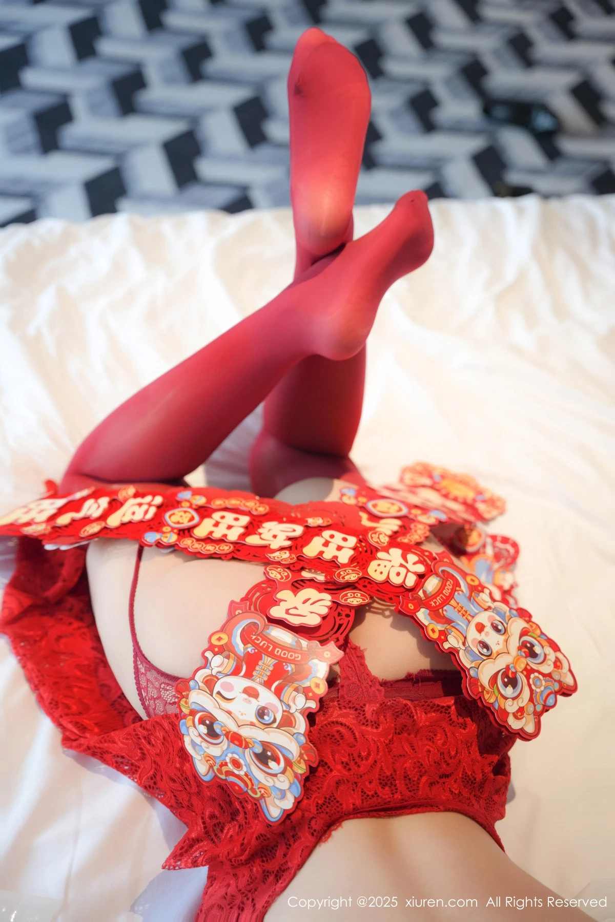 2kmn.vip_[XiuRen秀人网]No.9862_模特油田溪溪性感红色情趣内衣配红丝吊袜秀丰满身材诱惑写真77P