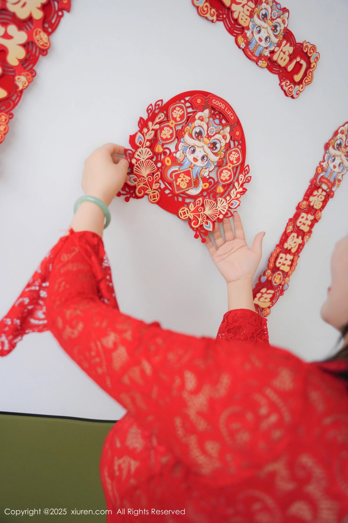 2kmn.vip_[XiuRen秀人网]No.9862_模特油田溪溪性感红色情趣内衣配红丝吊袜秀丰满身材诱惑写真77P