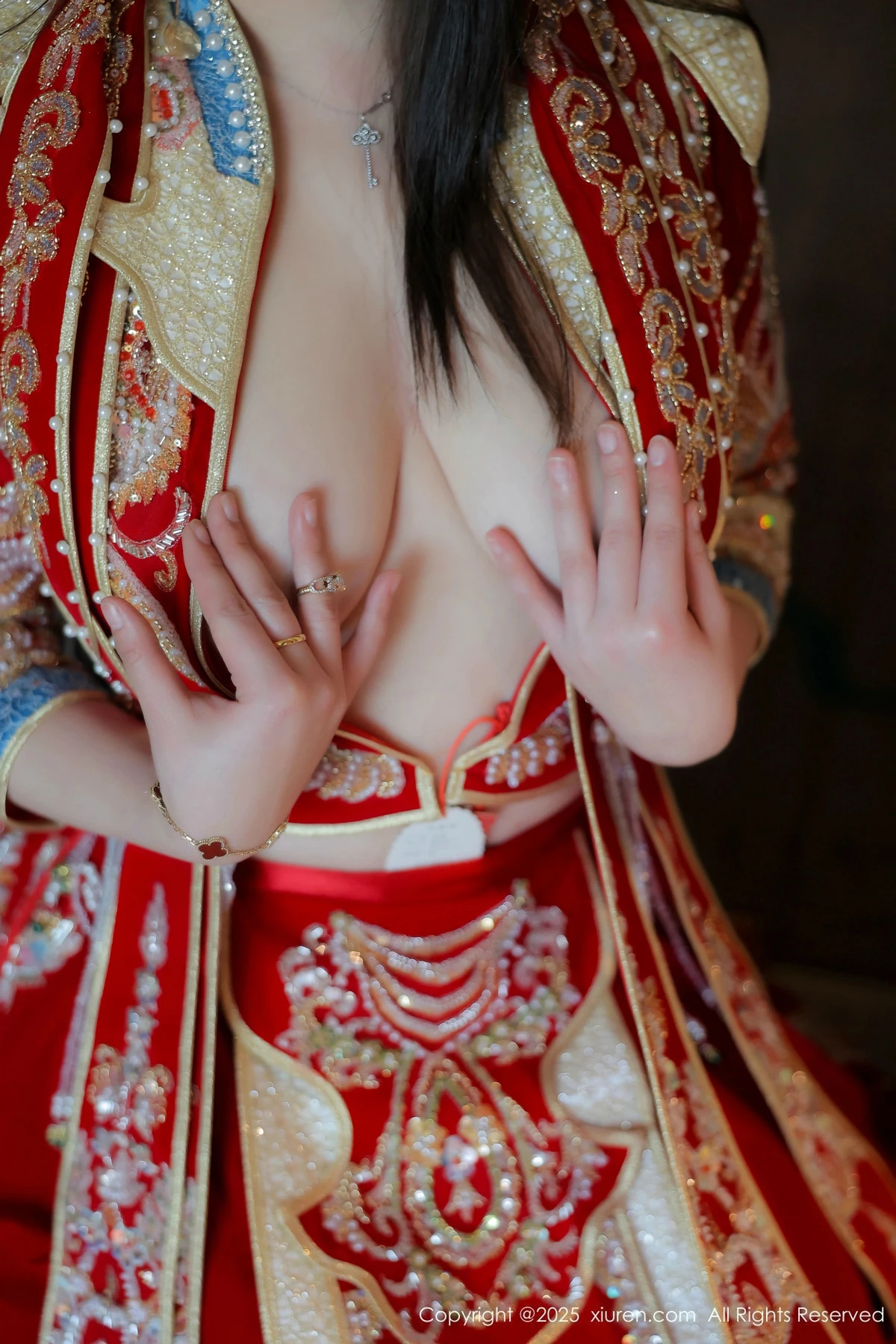 2kmn.vip_[XiuRen秀人网]No.9869_模特林若凡F性感红色新娘装配黑丝吊袜半脱秀丰腴身材诱惑写真76P